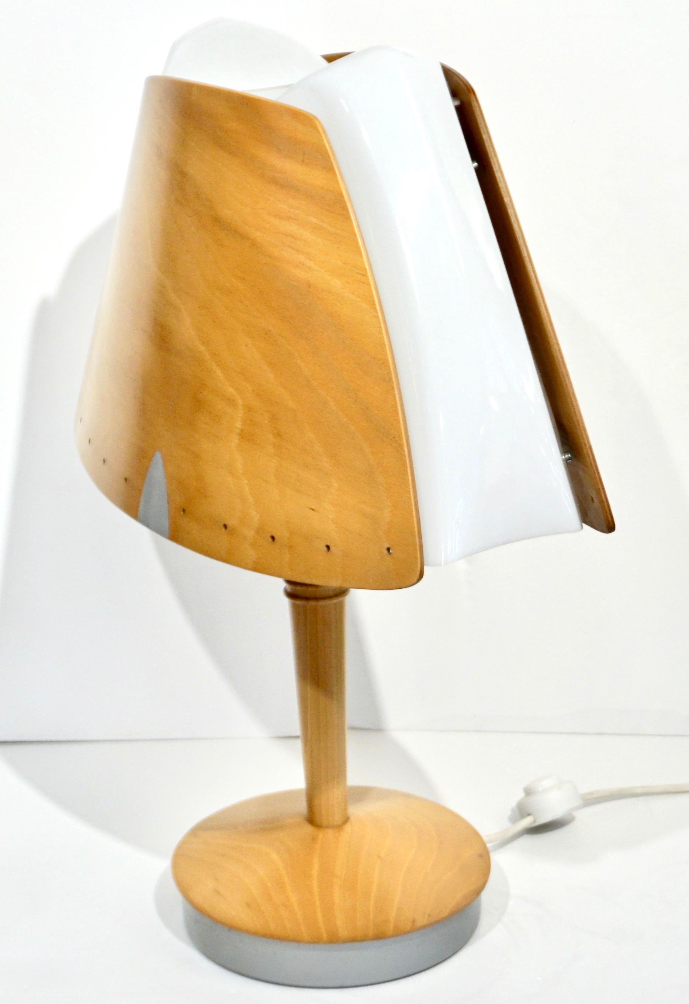 1970 Coppia di lampade da tavolo francesi in Wood Wood e acrilico per l'Hotel Hilton di Barcellona in vendita 10