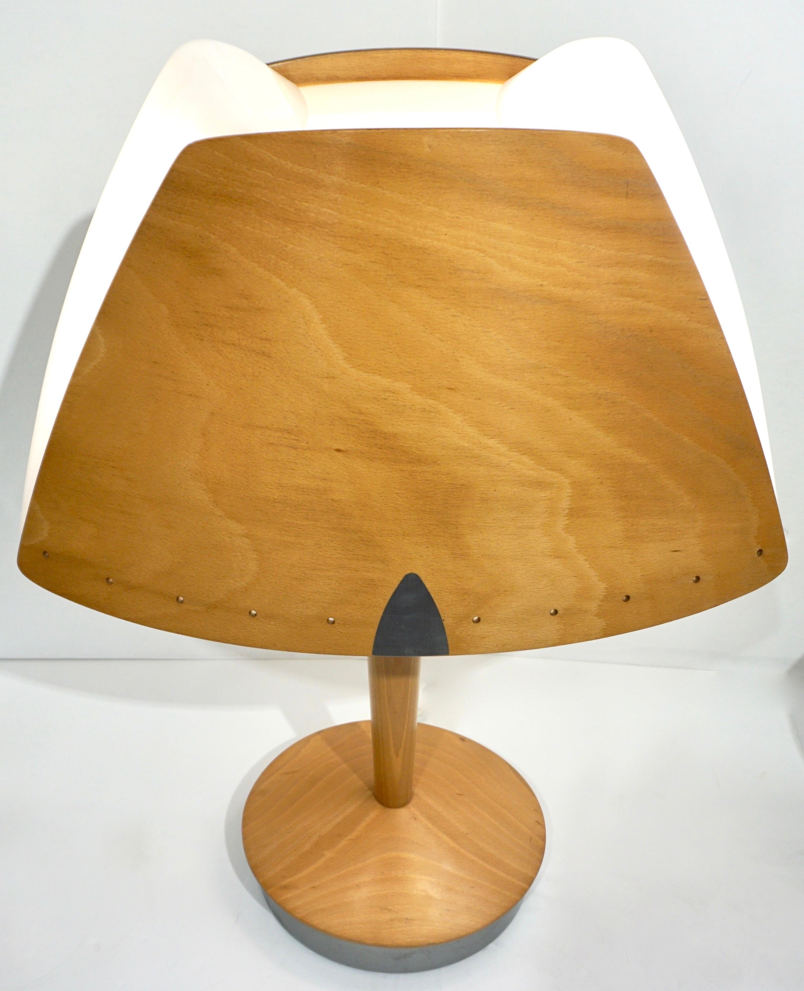 1970 Coppia di lampade da tavolo francesi in Wood Wood e acrilico per l'Hotel Hilton di Barcellona in vendita 1
