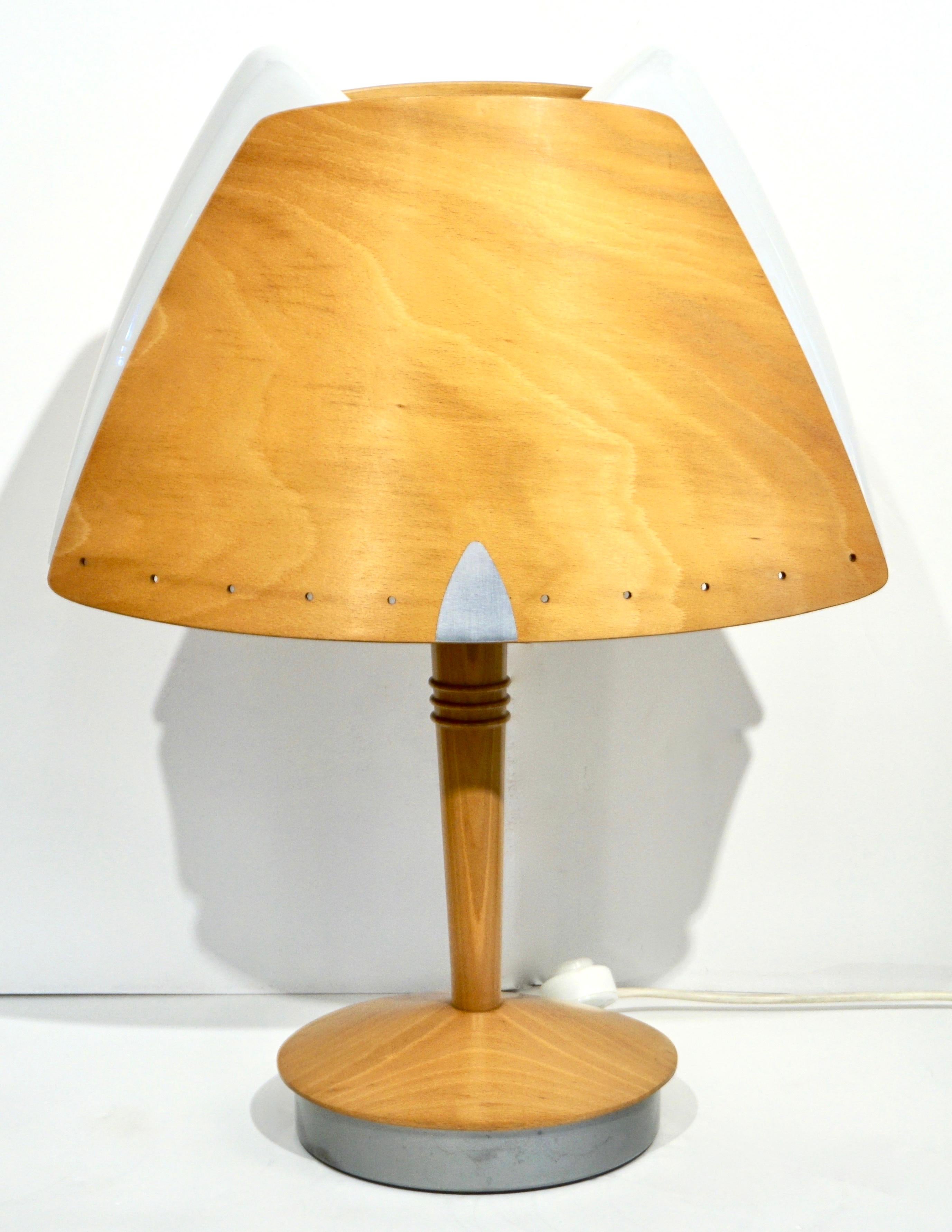 È disponibile un set di 4 lampade vintage dal design francese Mid-Century Modern, realizzate su misura in stile organico scandinavo dal marchio Lucid per l'Hotel Hilton di Barcellona, in Spagna. 
Il paralume in plexiglas plastico dal profilo
