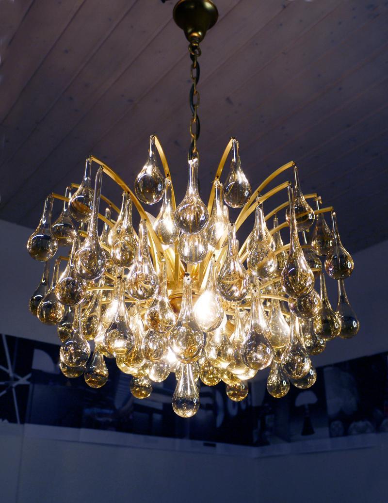 Elegant teardrop chandelier made by Venini of clear Murano glass drops mounted on a gilt-brass frame. 

Chandelier illuminates beautifully and offers a lot of light. A real eyecatcher even unlit. Heavy duty. Designed by Christoph Palme attr.
