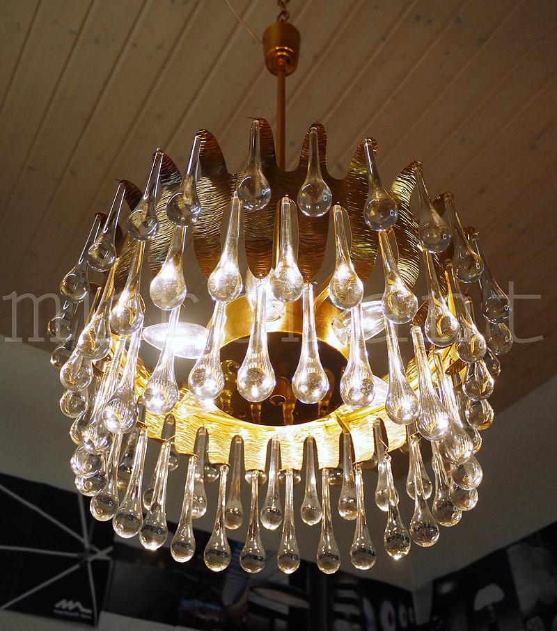 Elegant teardrop chandelier made by Venini of transparent Murano glass drops mounted on a gilded brass frame with golden leafs. Chandelier illuminates beautifully and offers a lot of light. A real eye-catcher even unlit. Heavy duty. Designed by