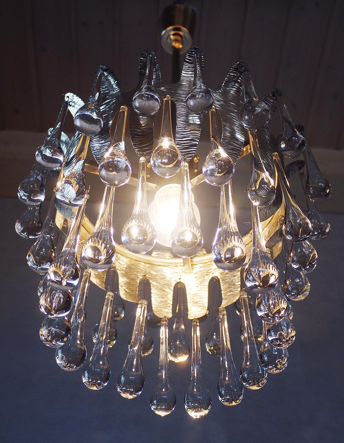 Elegant teardrop chandelier made by Venini of transparent Murano glass drops mounted on a silver plated brass frame with silver leafs. 

Chandelier illuminates beautifully and offers a lot of light. A real eyecatcher even unlit. Heavy duty. Designed