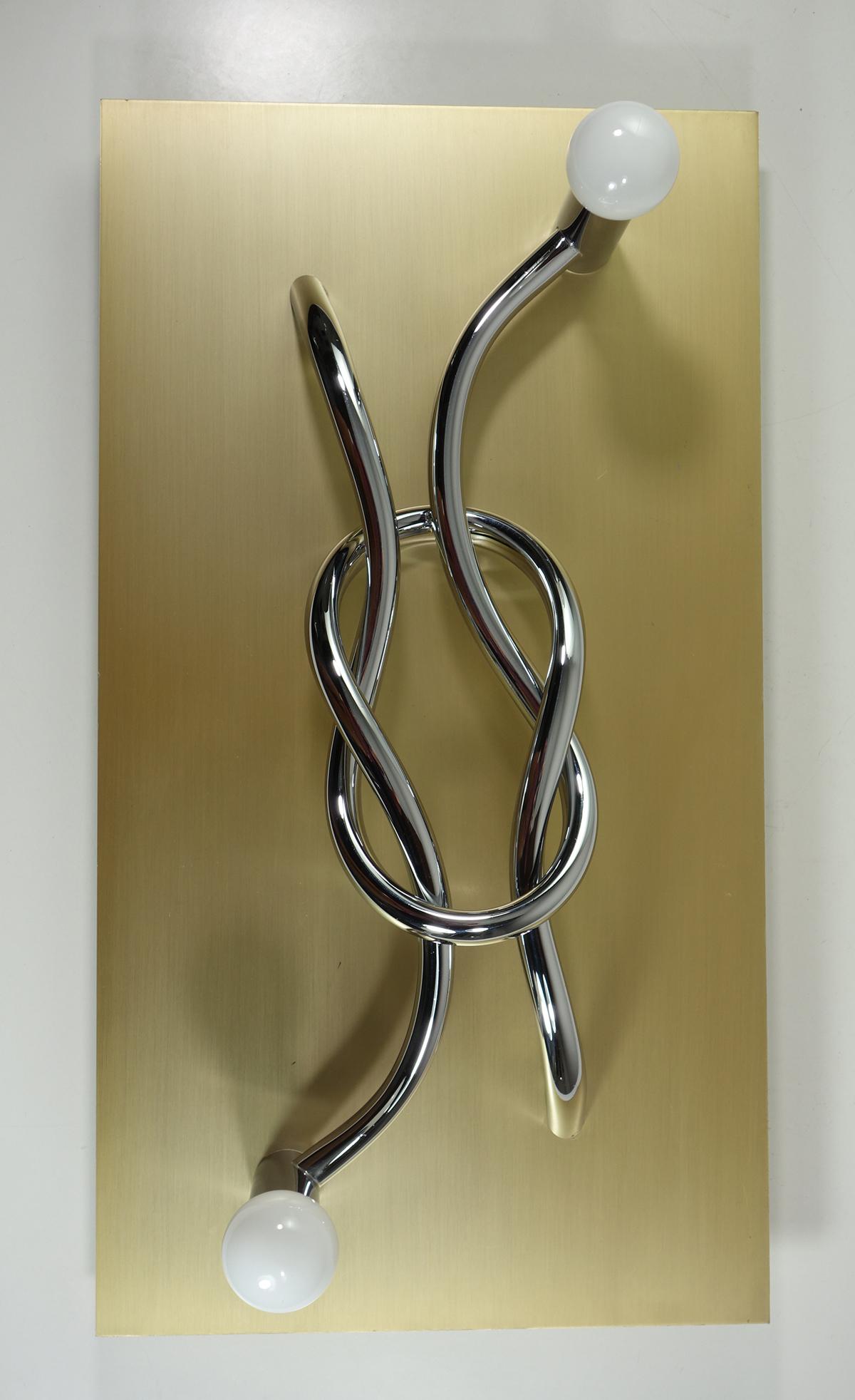 Sculpture Wall Lamp
Giacomo Benevelli
Missaglia
Italy, 1970

Cast Steel Inox Sculpture Lamp 
Chrome and Gold 

Very Good Condiction
Perfect working order


Giacomo Benevelli (1925-2011) was an Italian sculptor who belonged to the Milanese