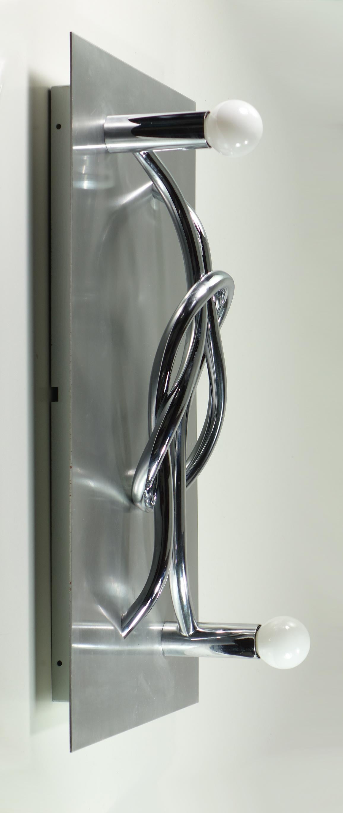 Sculpture Wall Lamp
Giacomo Benevelli
Missaglia
Italy, 1970

Steel Inox and Chrome Sculpture Lamp 

Very Good Condiction
Perfect working order


Giacomo Benevelli (1925-2011) was an Italian sculptor who belonged to the Milanese Abstractionism