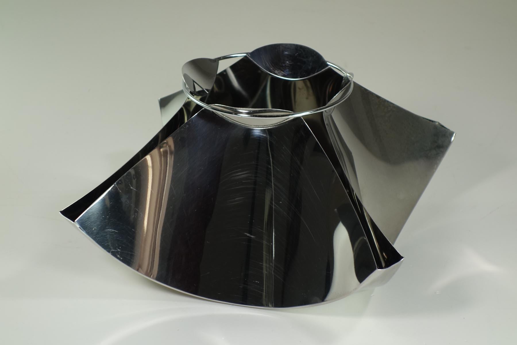 Centro de mesa
Gian Casè
Robots, Milán
Italia

Jarrón de acero
Marca de fabricación bajo la base

Diseño brillante

Ligeros arañazos superficiales
Sin abolladuras. Sin grietas.