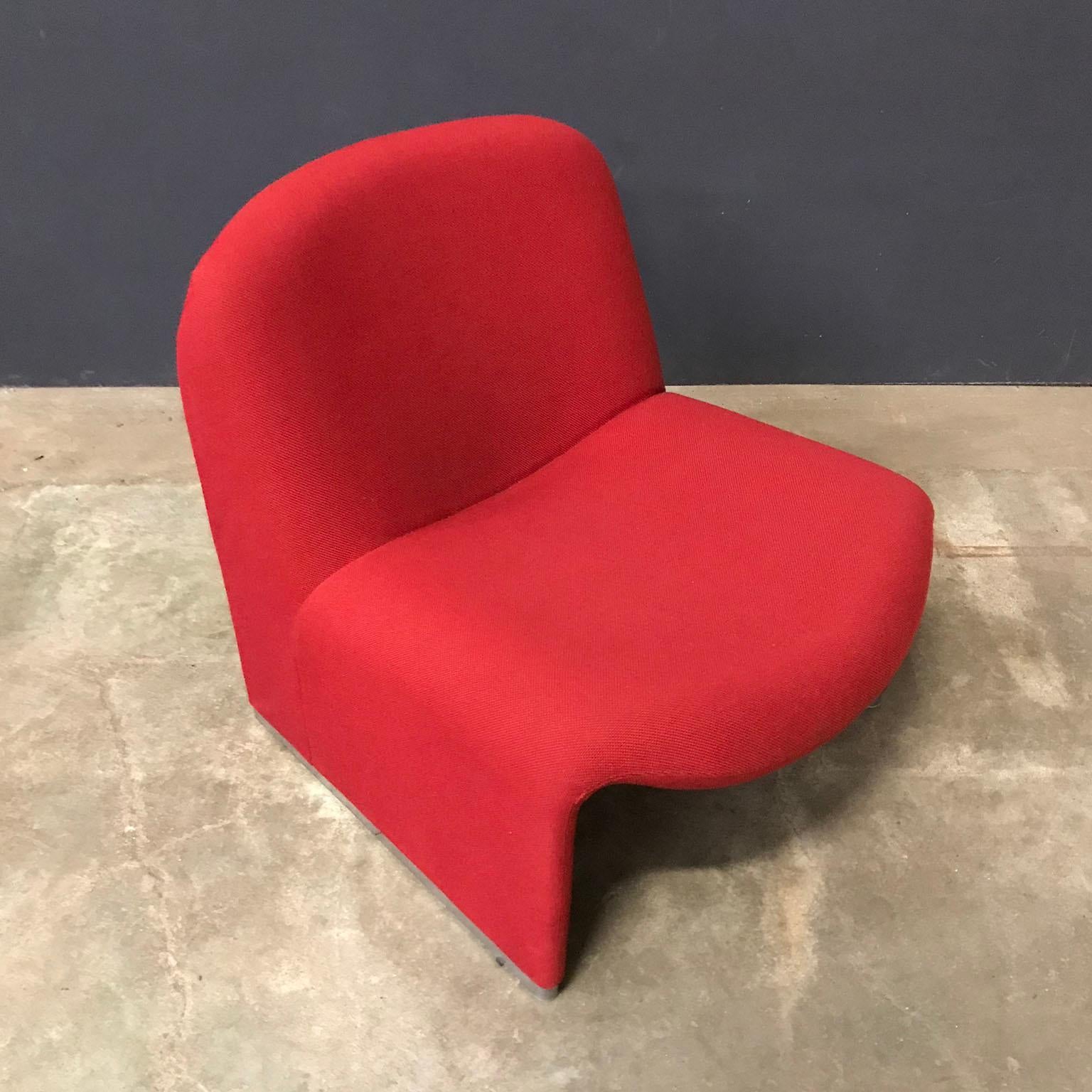 Beautiful red 'Alky' chair. The chair is, because of the good upholstery and just some minor traces of wear on the feet, in good condition. There is only one stain in front of the seat (#6 - #8) and although the upholstery is tight, it is just