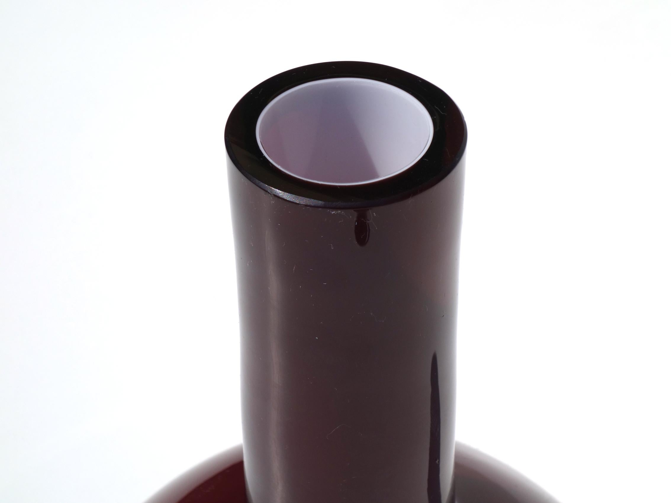 Italiano 1970 Gianfranco Frattini Progetti Bottiglia in vetro di Murano viola di design italiano in vendita