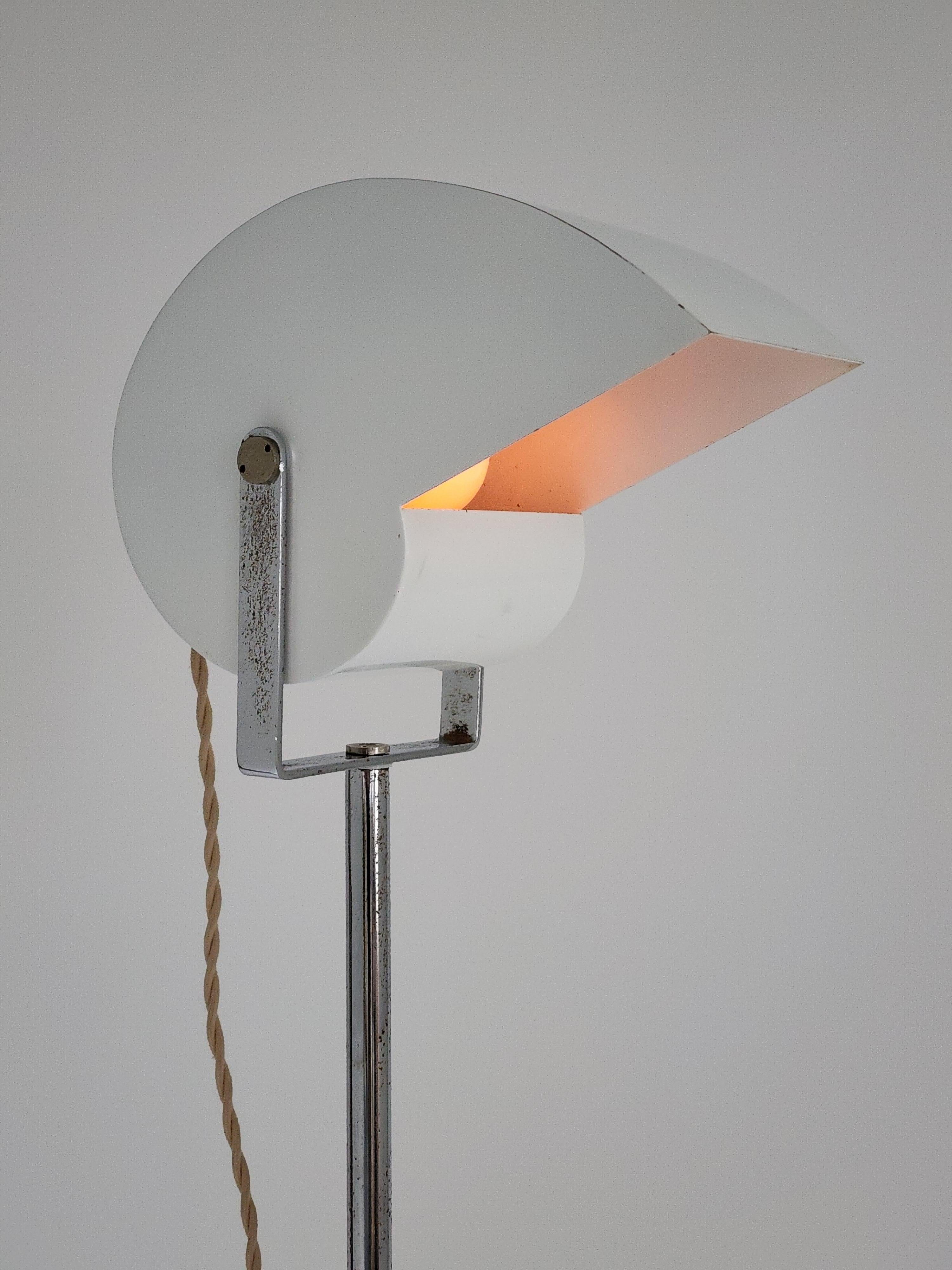 Rare lampadaire 'Snail' de l'architecte Giuseppe Raimondi pour le Studio Luce, Italie. 

L'abat-jour émaillé pivote sur 360 degrés à l'horizontale et sur 180 degrés de haut en bas.  

Construction robuste et bien faite. 

La lampe est réglable en