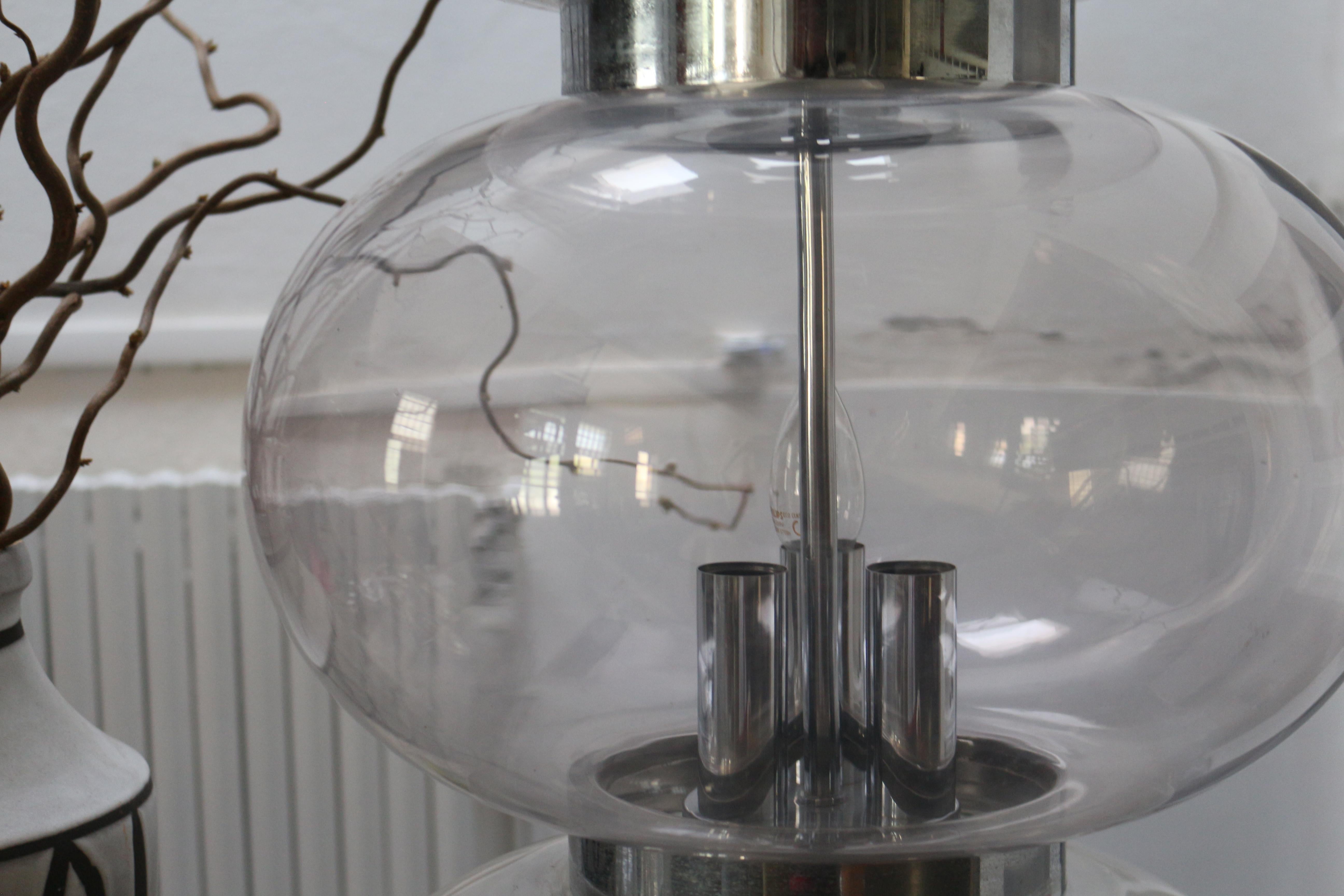 Very beautiful lamp dating from the 1970s in glass, chrome metal. Very good and original conditions.