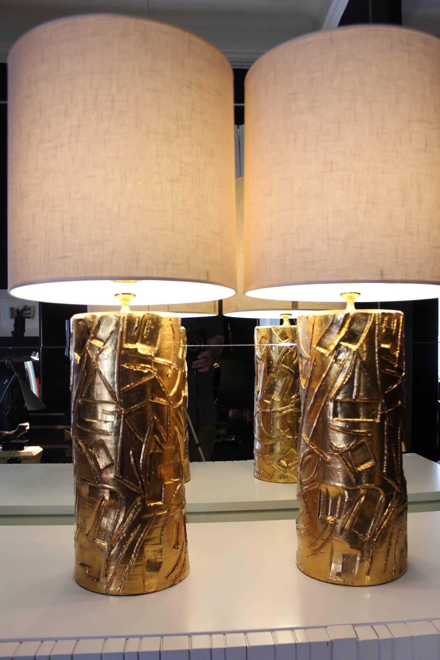 Stylish and beautiful pair of 1970s gold ceramic lamps, with linen lampshade.