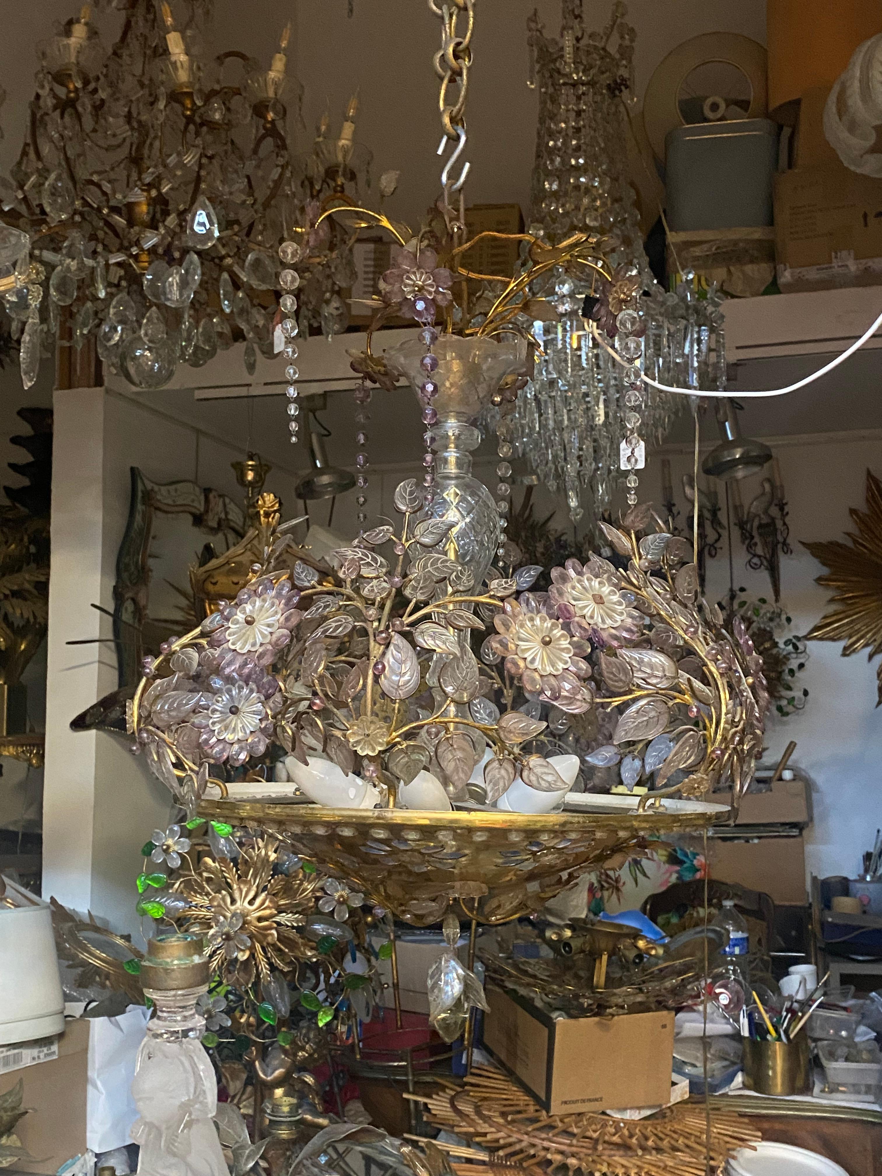Chandelier in gilded brass, 6 bulbs. Decorated with colored leaves and flowers in glass or crystal in openwork windows, the branches go around the belt in a plant decor
Used condition, circa 1970
Height: 58 cm
Diameter: 65 cm
Basin height: 13 cm