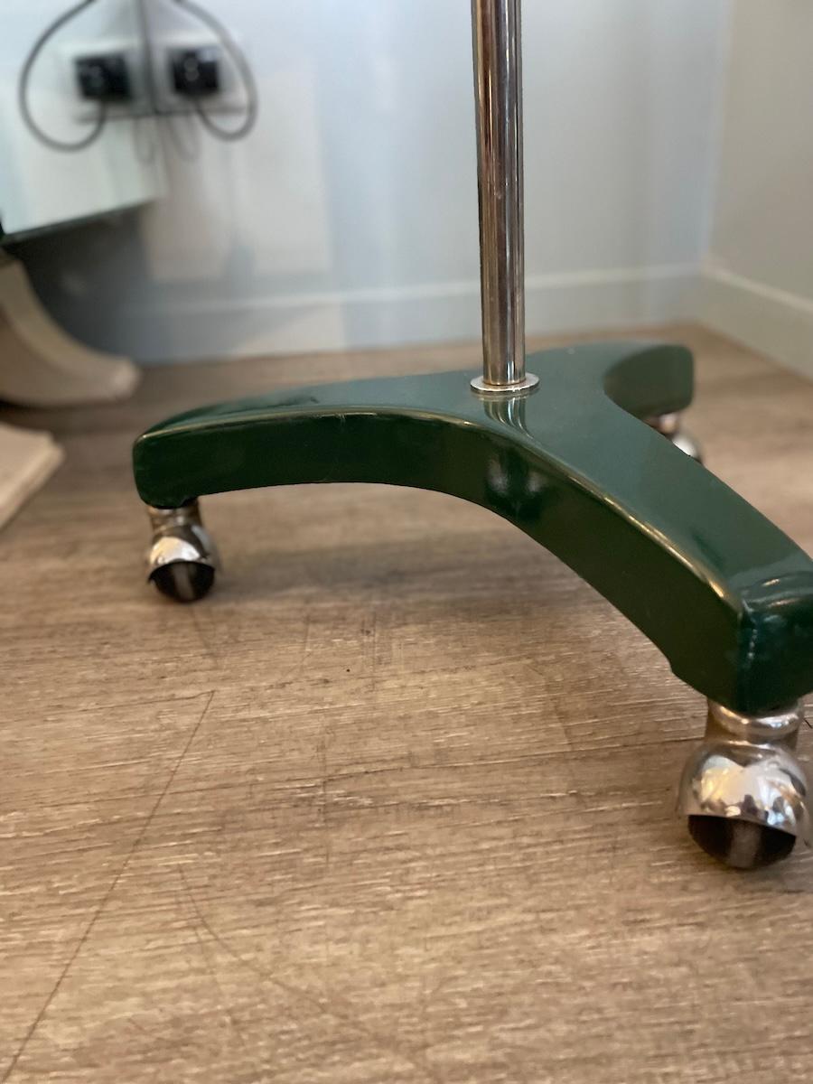 Métal Lampe Naska verte de 1970 en vente