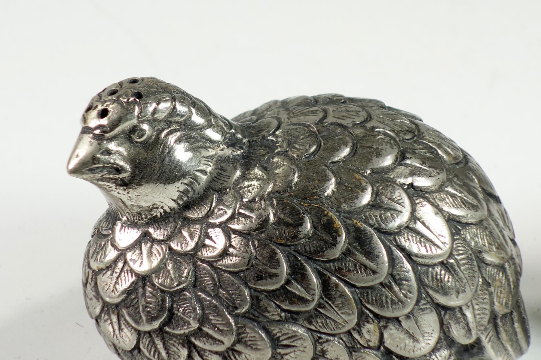 1970 Gucci salero y pimentero de codorniz italiana de metal plateado en venta 3