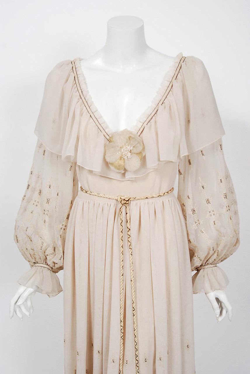 Wunderschönes nummeriertes Seiden-Chiffon-Haute-Couture-Kleid von Guy Laroche aus seiner romantischen Frühjahr-Sommer-Kollektion 1970. Guy Laroche war Assistent des berühmten Jean Desses, bevor er 1957 sein eigenes Designhaus gründete. Er ist vor