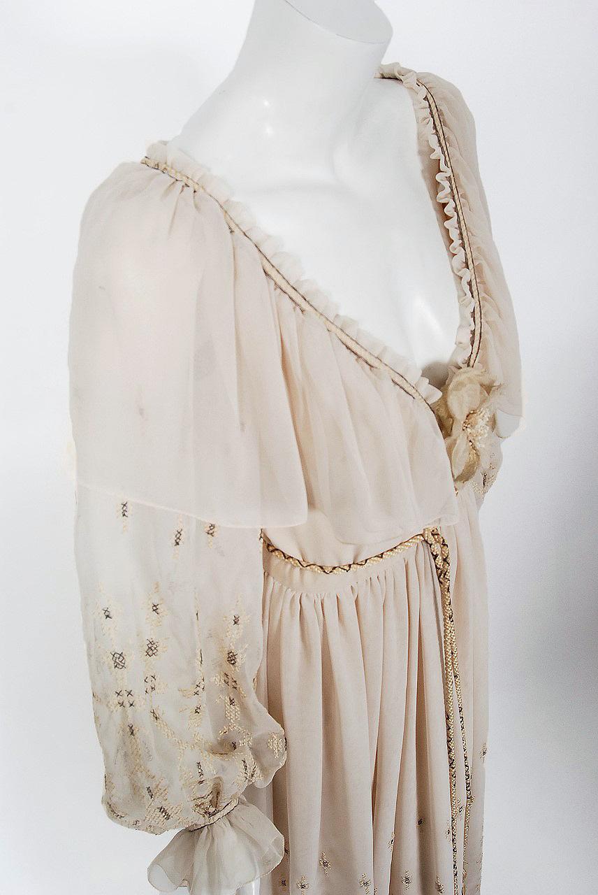 Vintage 1970 Guy Laroche Couture bestickt Seide Billow Sleeve Low Plunge Kleid (Beige) im Angebot