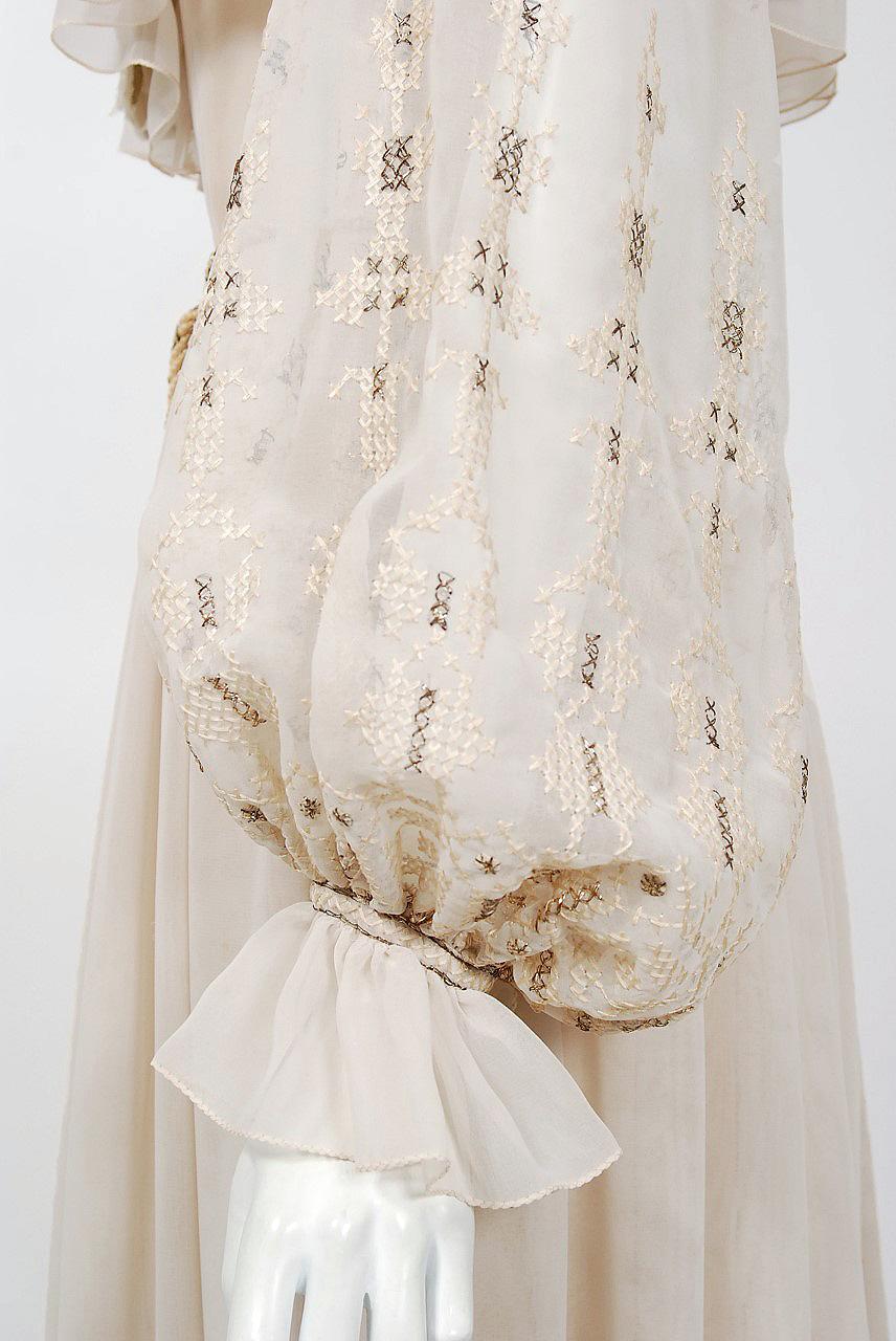Vintage 1970 Guy Laroche Couture bestickt Seide Billow Sleeve Low Plunge Kleid im Angebot 1