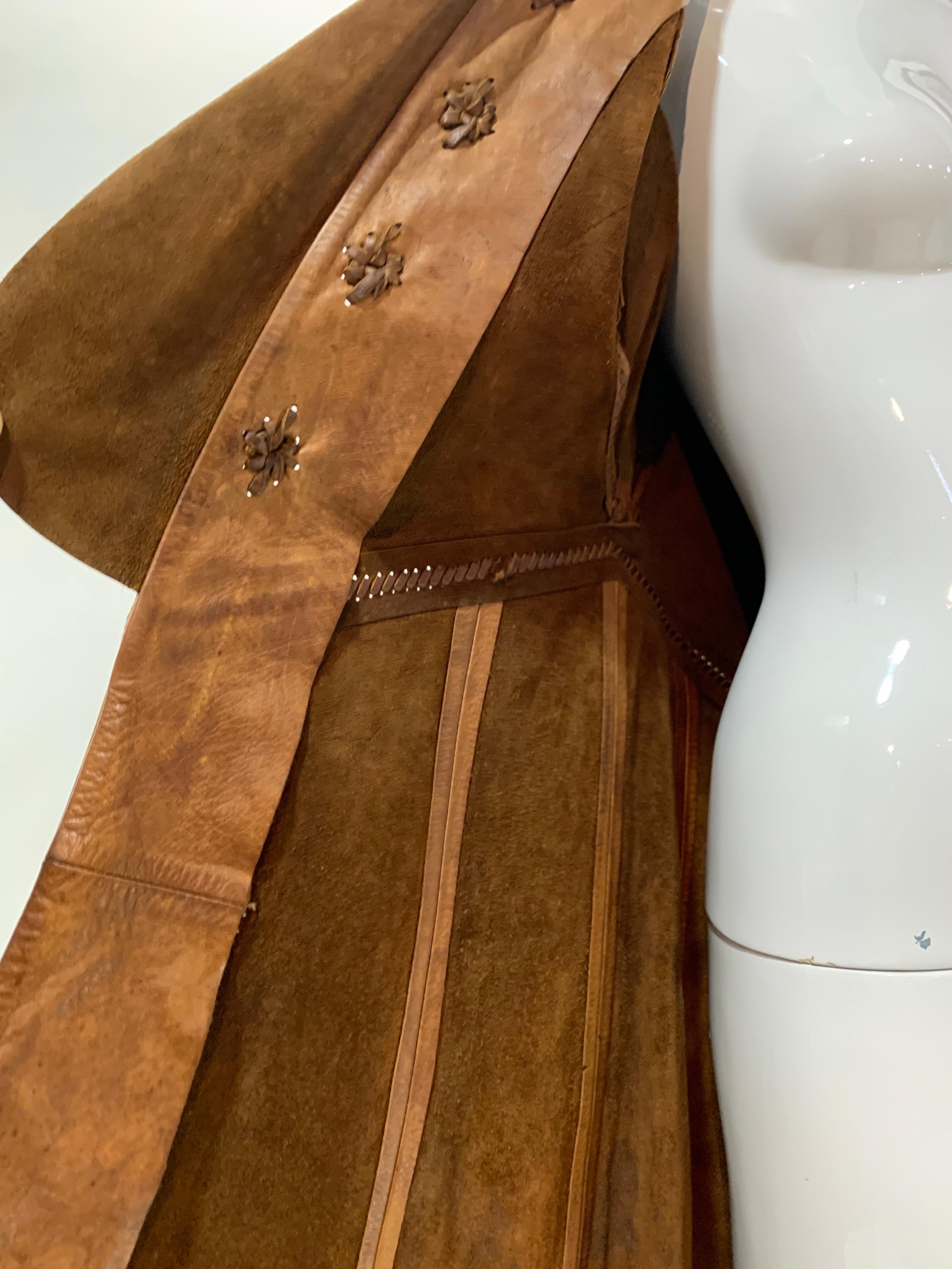 Imperméable en cuir vieilli inspiré du conte de fées, fabriqué à la main et peint à la main, 1970 en vente 11
