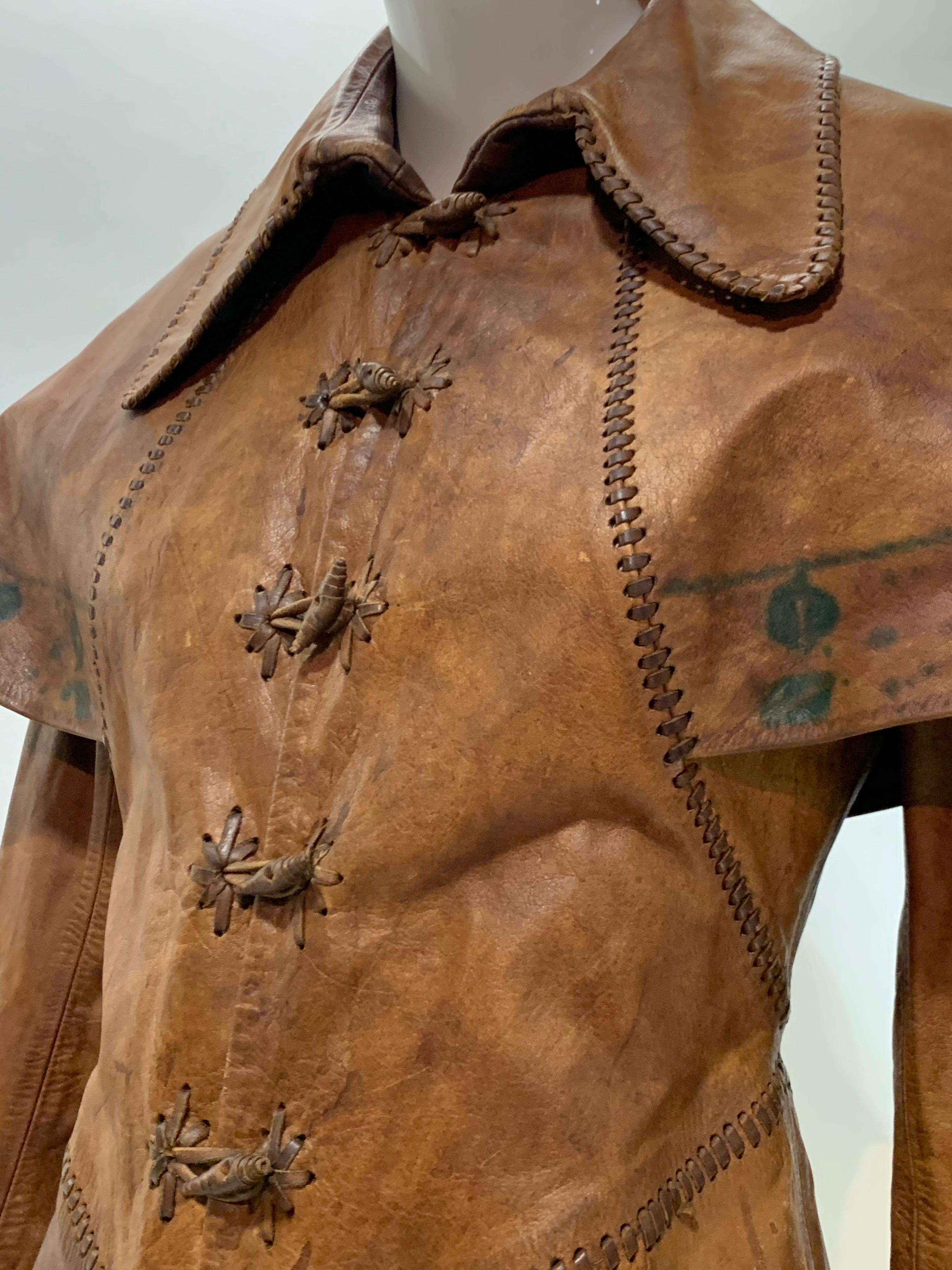Marron Imperméable en cuir vieilli inspiré du conte de fées, fabriqué à la main et peint à la main, 1970 en vente