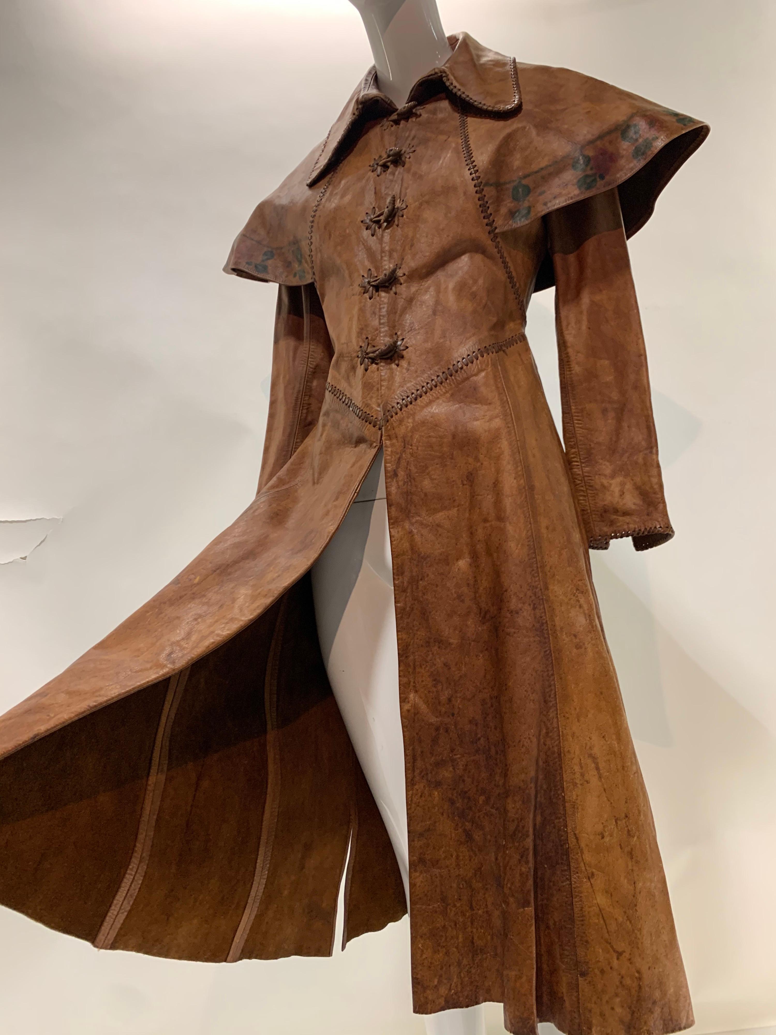 Imperméable en cuir vieilli inspiré du conte de fées, fabriqué à la main et peint à la main, 1970 Pour femmes en vente