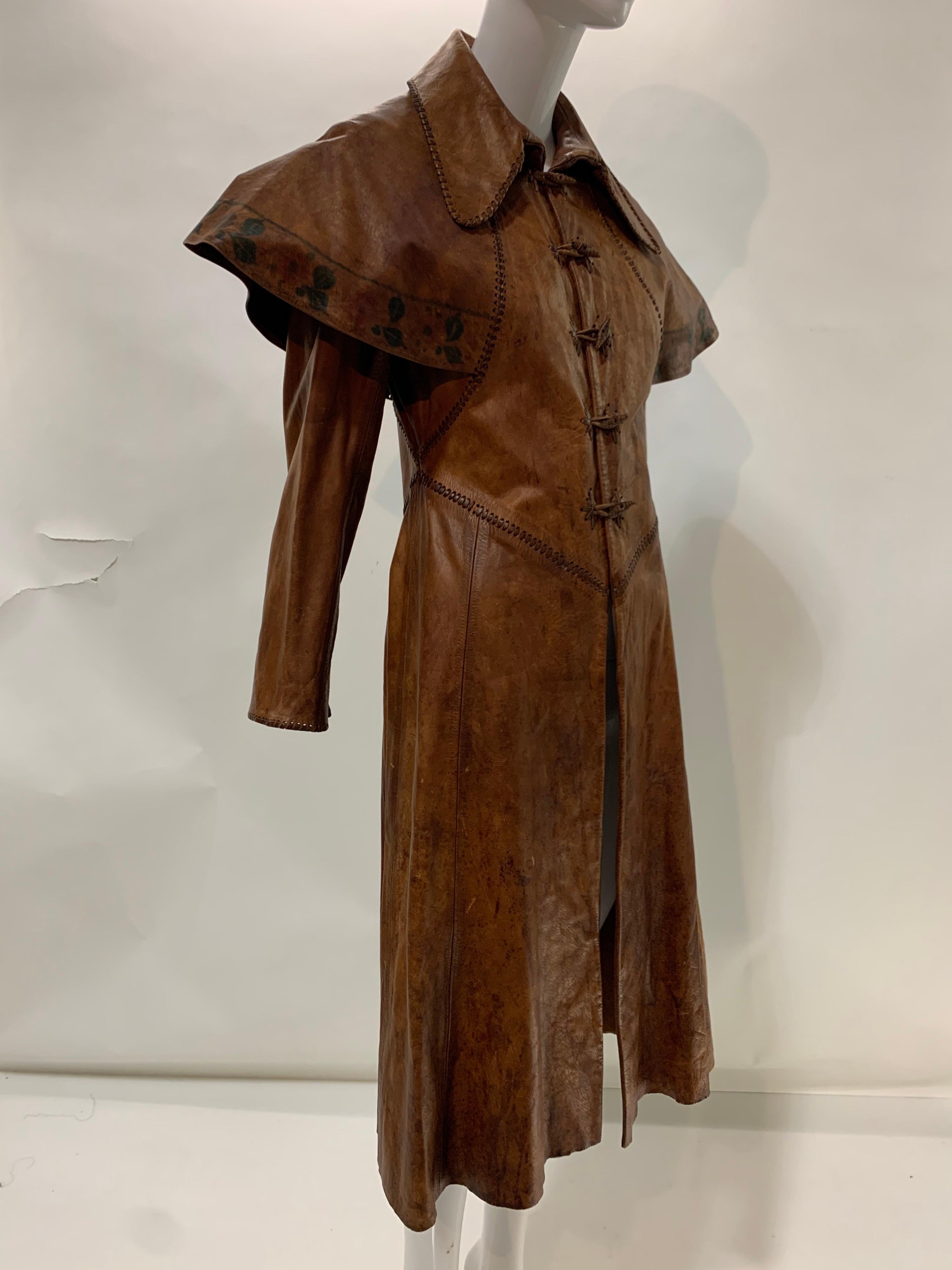 Imperméable en cuir vieilli inspiré du conte de fées, fabriqué à la main et peint à la main, 1970 en vente 1