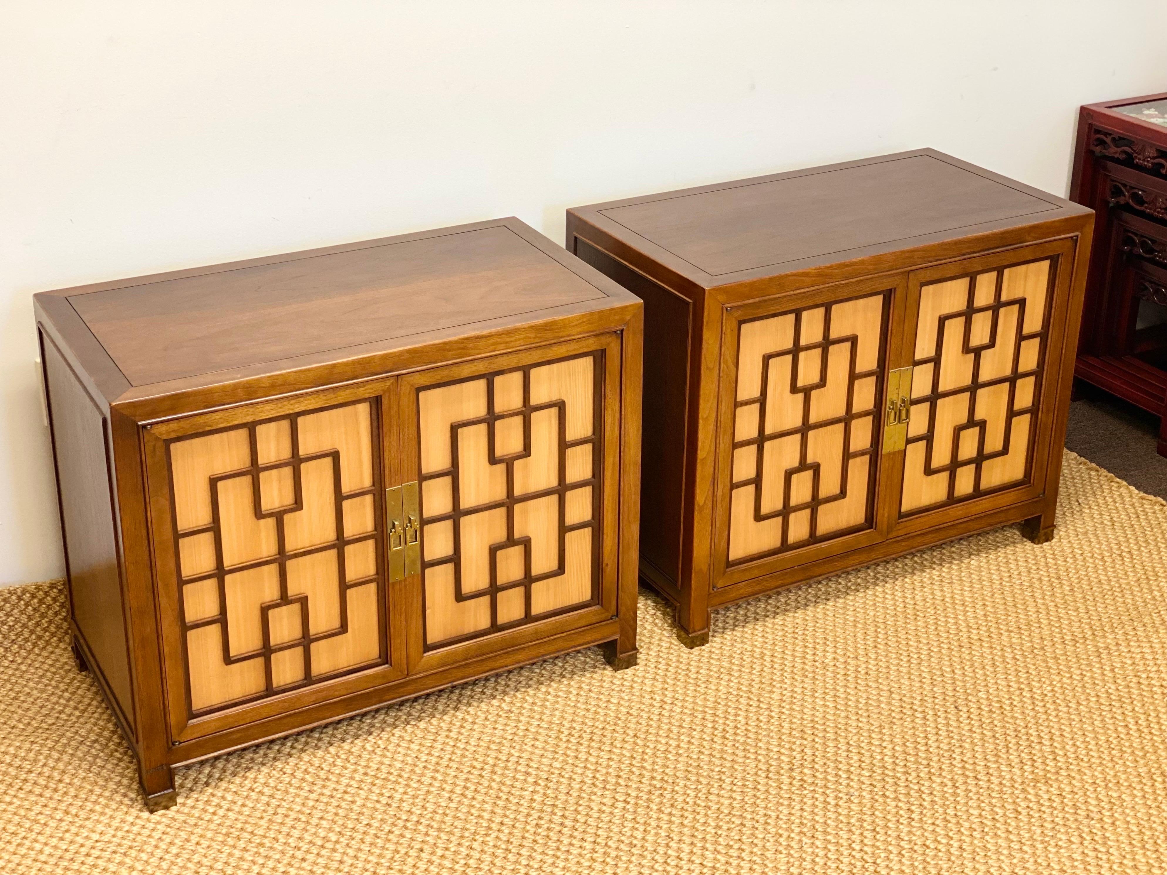 American 1970 Heritage Chinoiserie Campaign Wood Brass Side Tables or Nightstands, a Set For Sale