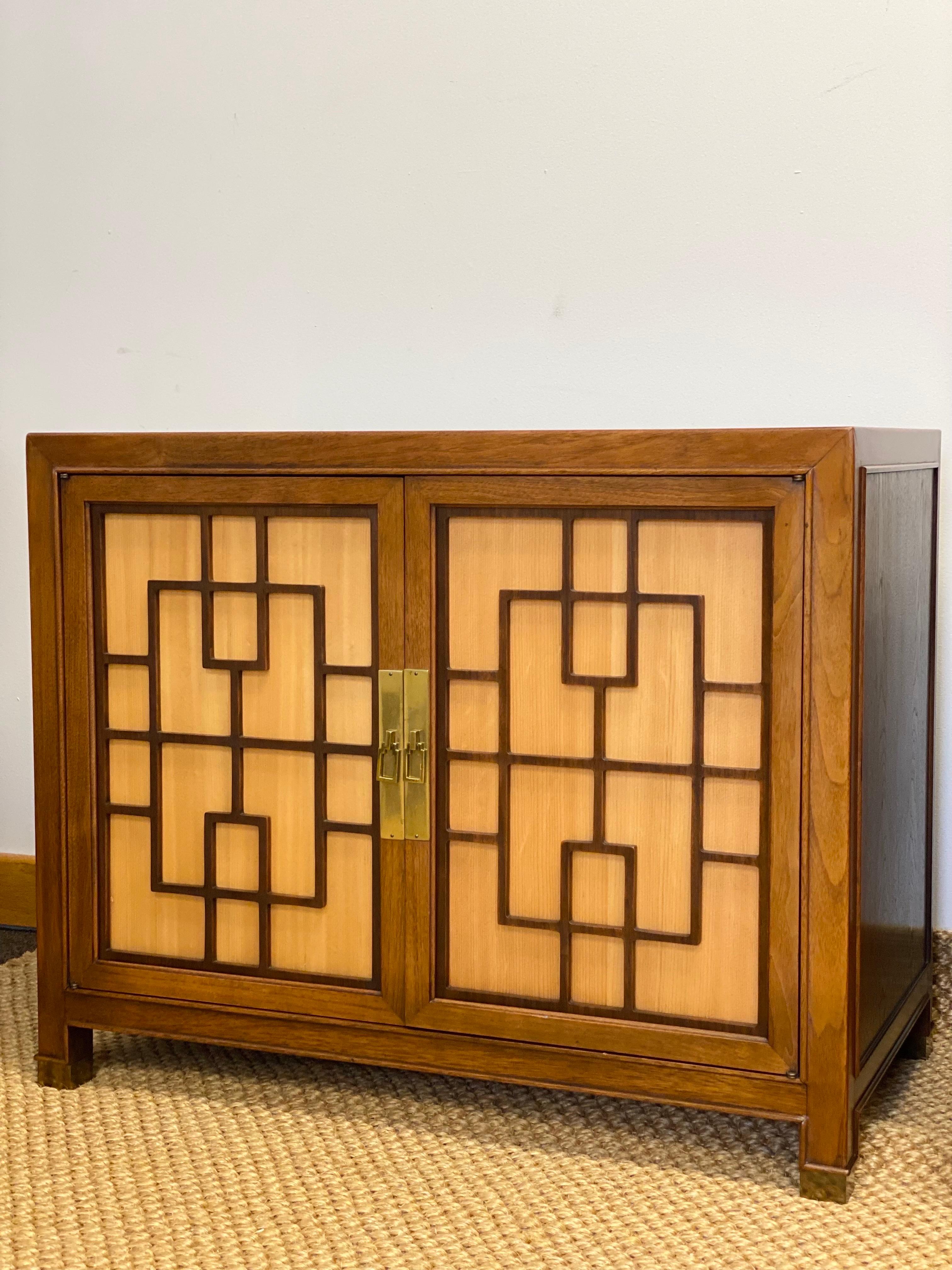 Fin du 20e siècle Tables d'appoint ou tables de nuit en bois de campagne chinoiseries des années 1970 en vente