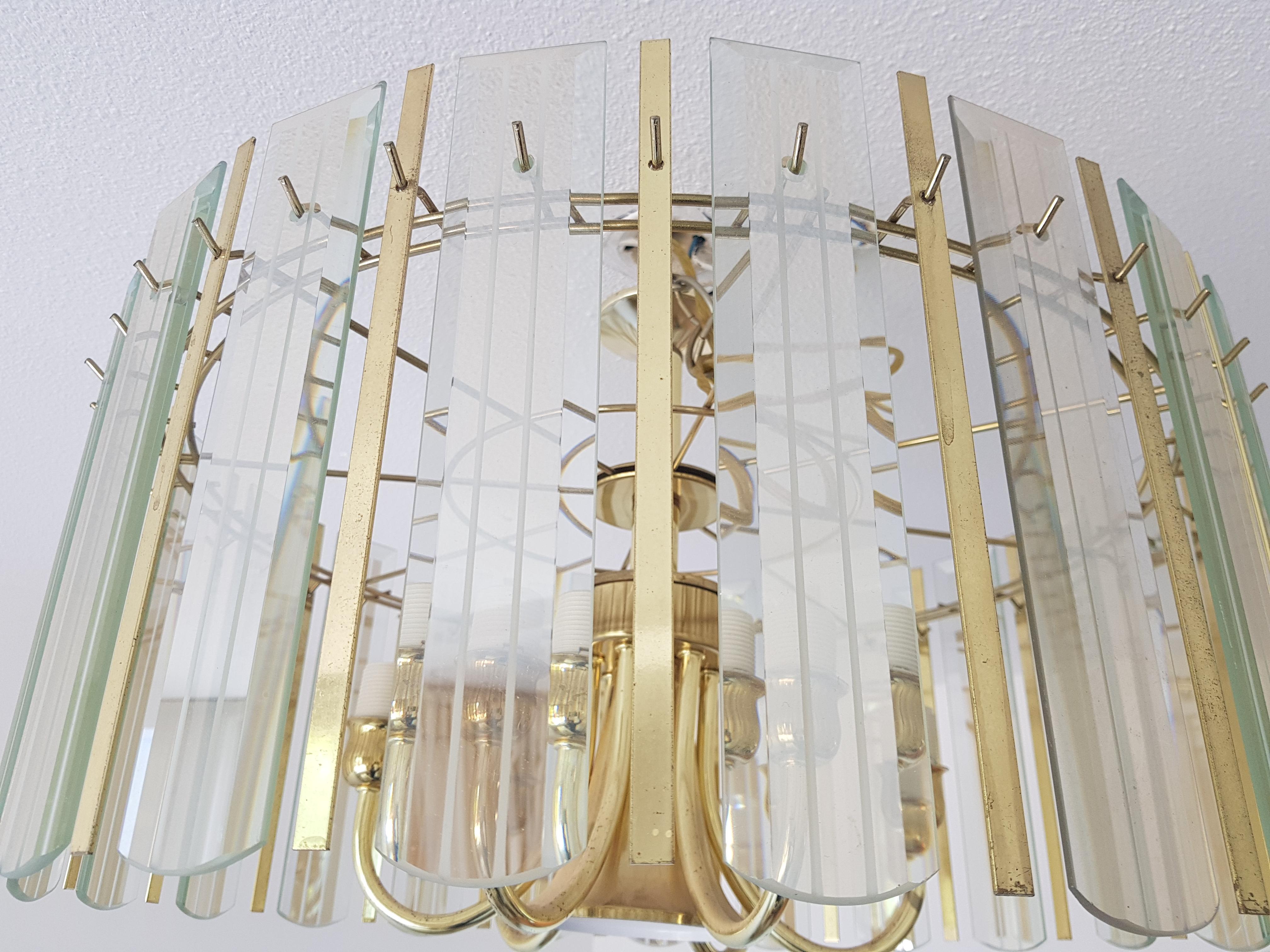 Late 20th Century 1970 Hollywood Regency Chandelier Brass and Glas For Sale
