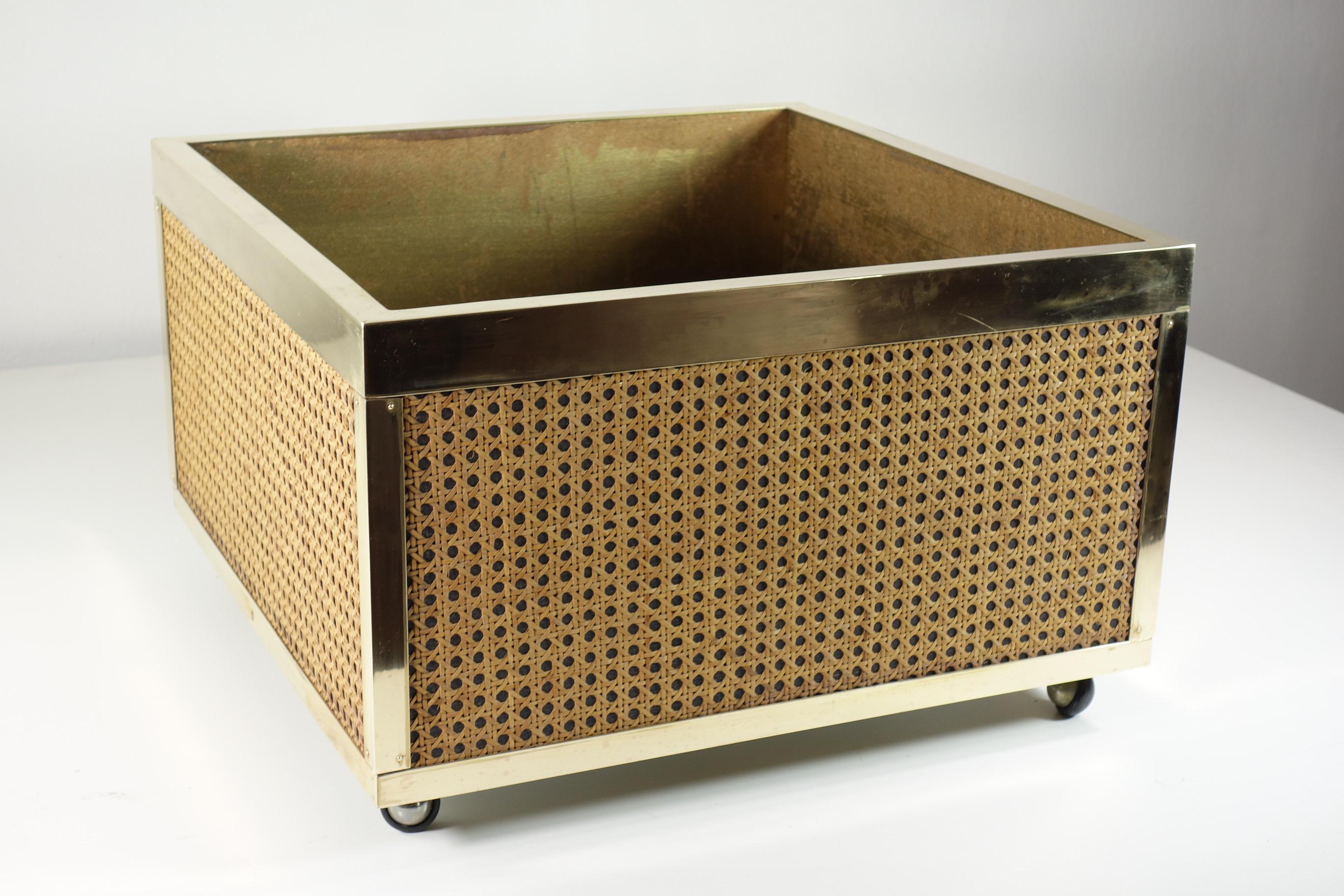 Hollywood Regency Planter
Italy, 1970

Cane and polish brass square planter on castors
Very good Condiction

