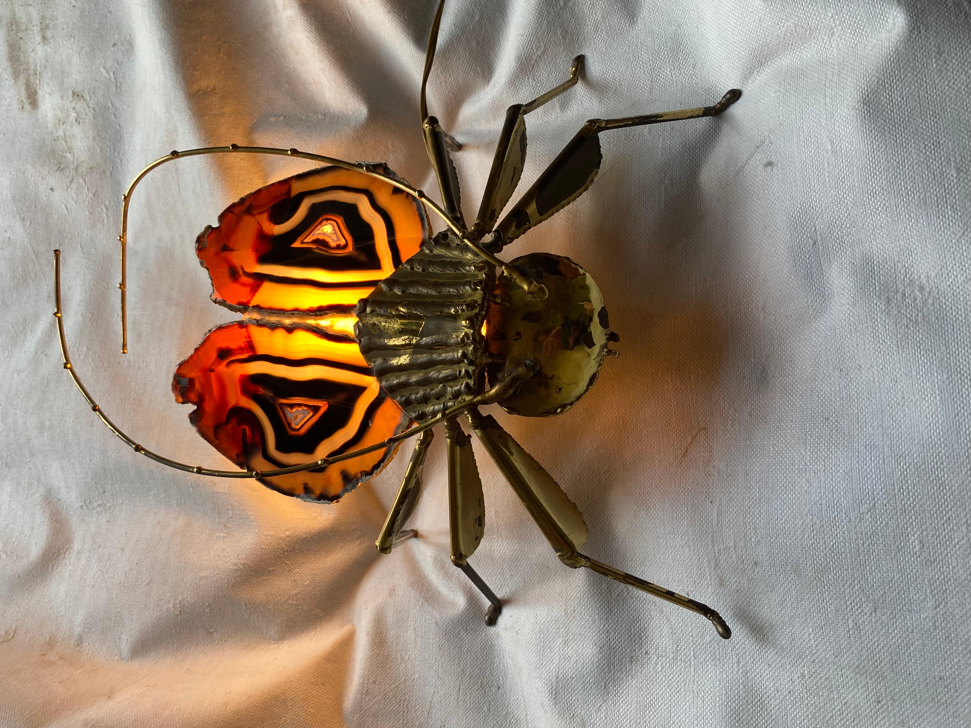 1970′ Beleuchtete Wandleuchte Cicada aus vergoldeter Bronze/ Achaten Stil Duval Brasseur im Zustand „Gut“ im Angebot in Paris, FR