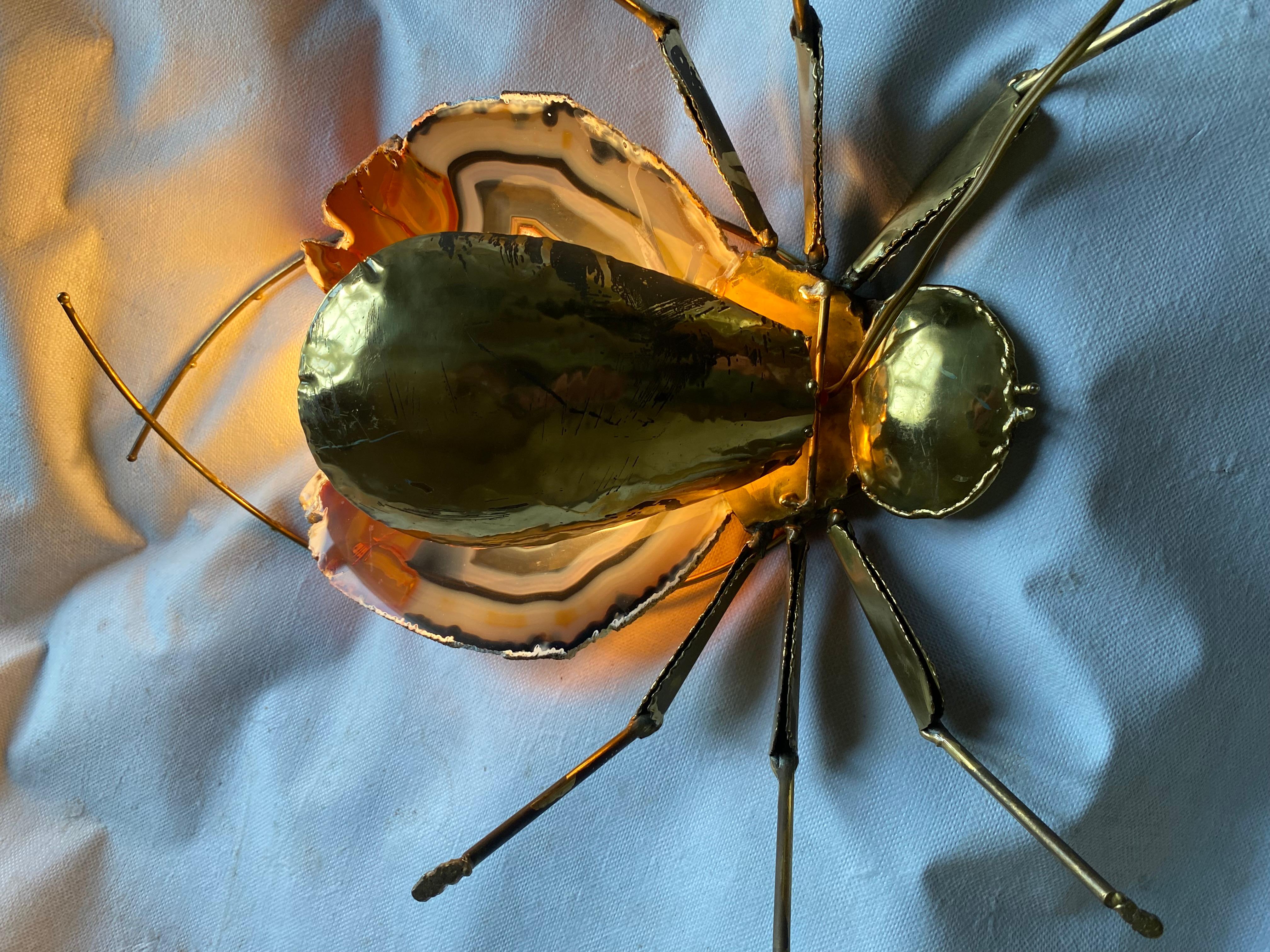 1970′ Beleuchtete Wandleuchte Cicada aus vergoldeter Bronze/ Achaten Stil Duval Brasseur (Mitte des 20. Jahrhunderts) im Angebot