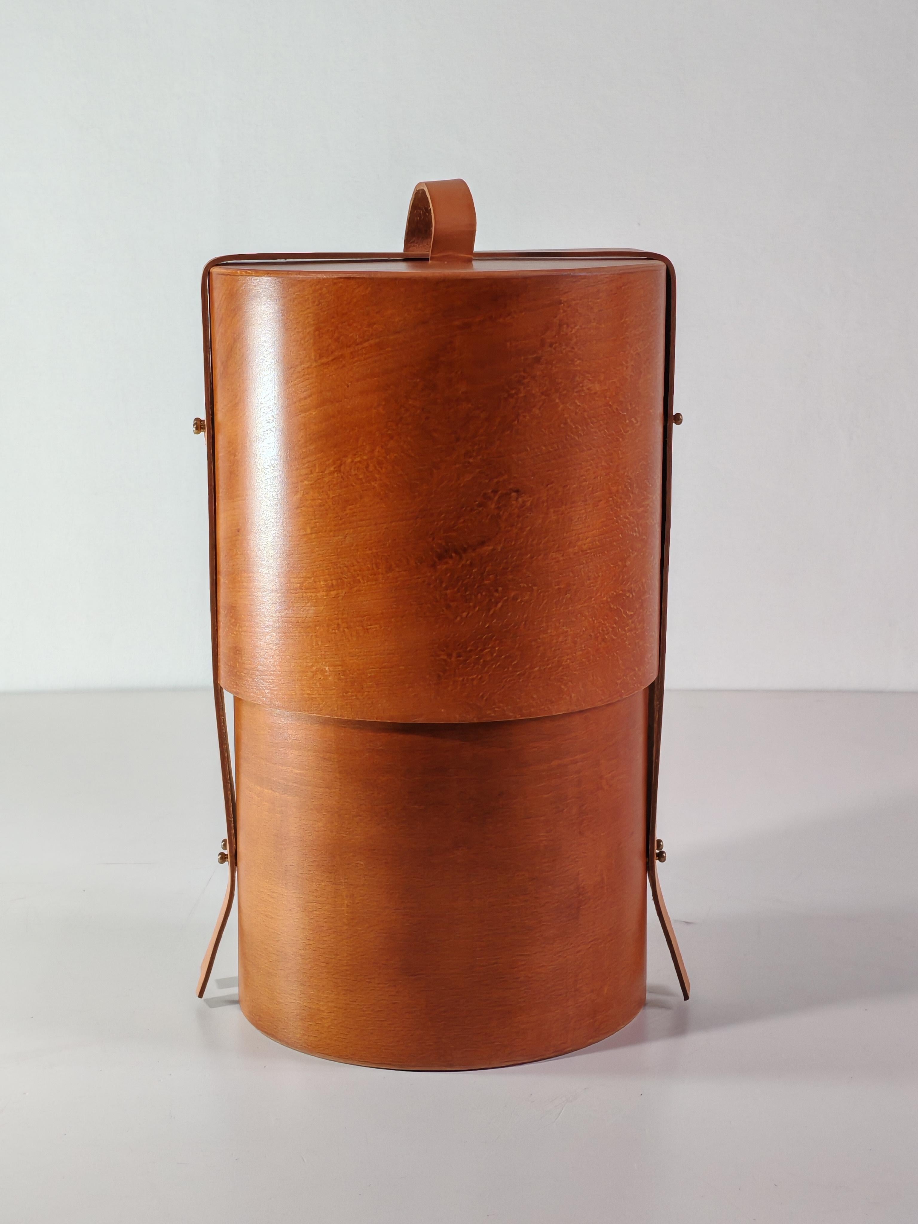 Wood Box
Design Ingo Knuth
Prod. DNK Daniela Mola
Milan, 1970

Wood and Leather
Adjustable Height
Sticker Label under the base

Excellent Condiction

h max: 36 cm
H min: 27 cm