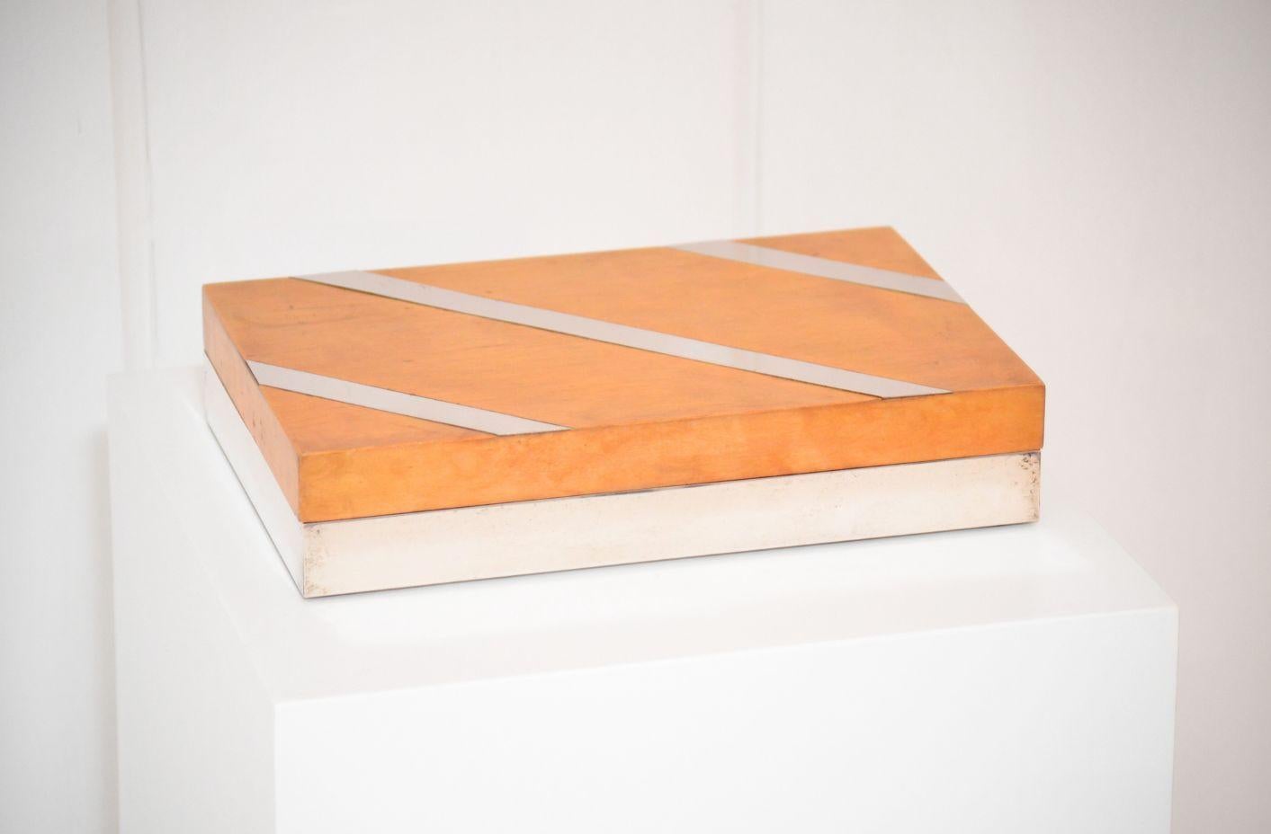 1970 Italienische dekorative Schachtel
Dekorative Box aus Holz und Edelstahl.
Italien. 1970
H. 6 cm B. 30 cm T. 20 cm