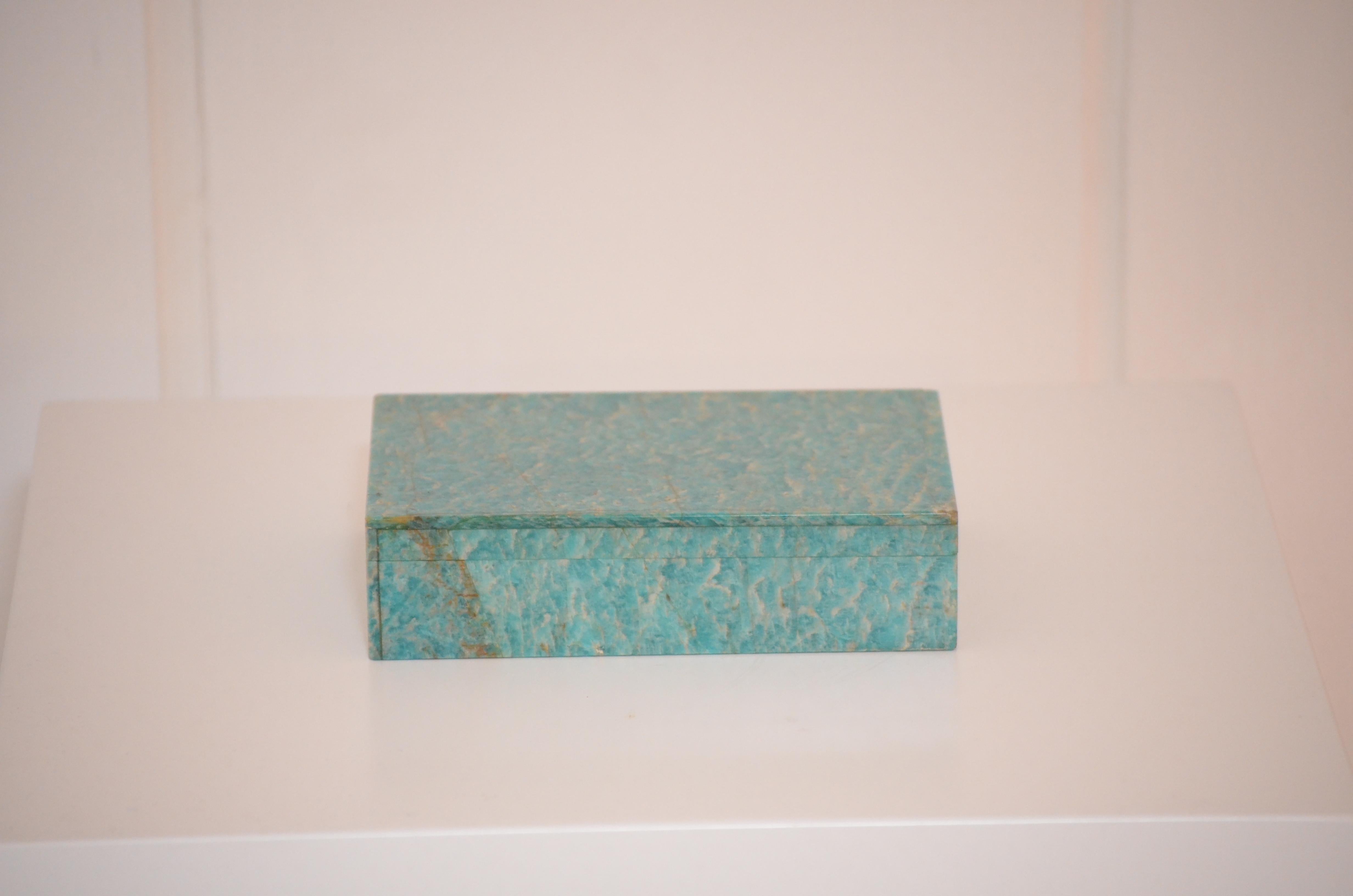 Caja decorativa italiana de 1970
Caja decorativa de piedras semipreciosas - piedra amazonita y mármol de carrara
Italia, 1970
H. 4 cm An. 16 cm Pr. 11 cm