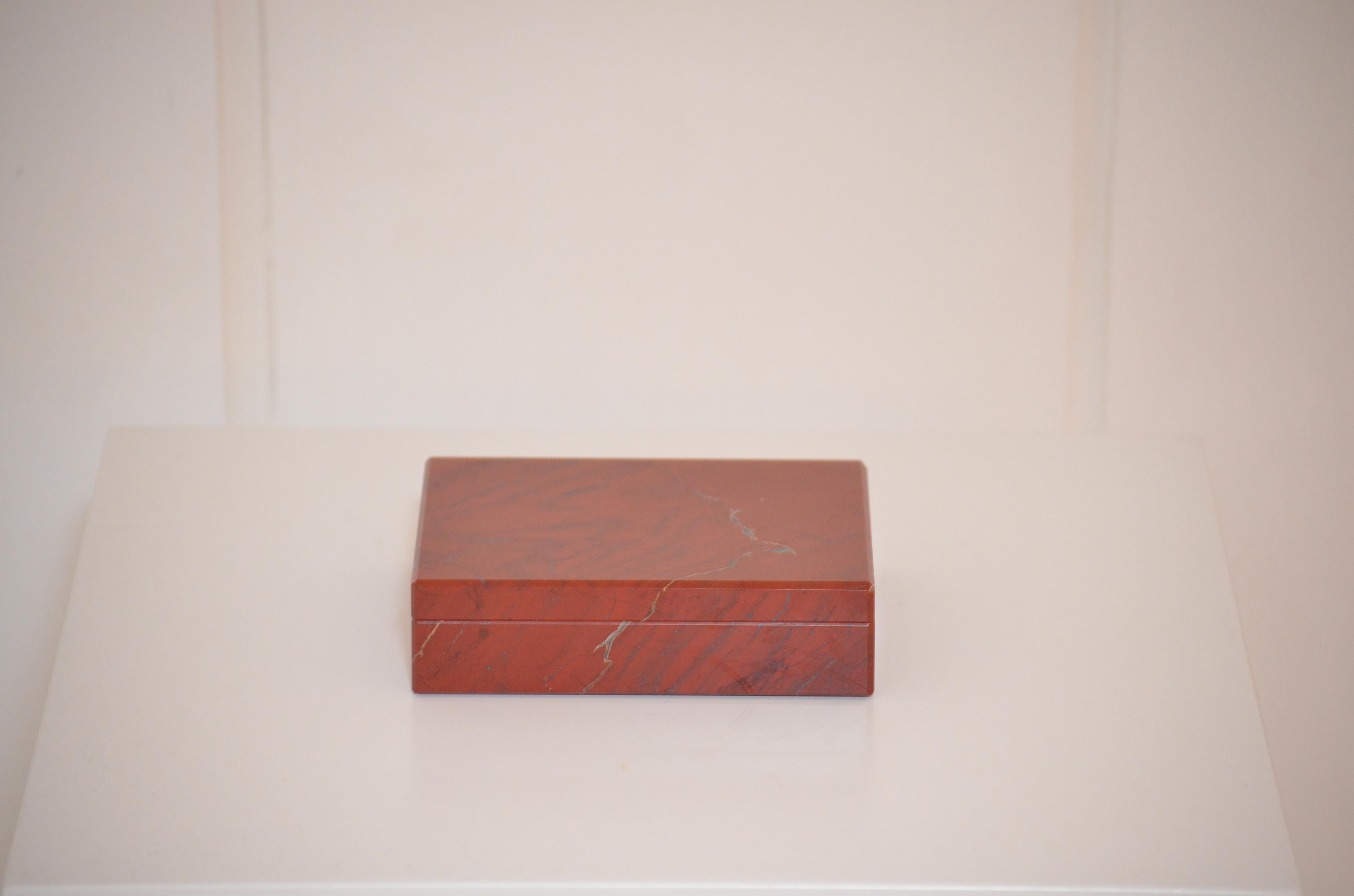 1970 Italian Decorative Box
Decorative box in semi-precious stones - Red Jasper
Italy. 1970
H. 3.7 cm W. 13.5 cm D. 10.5 cm