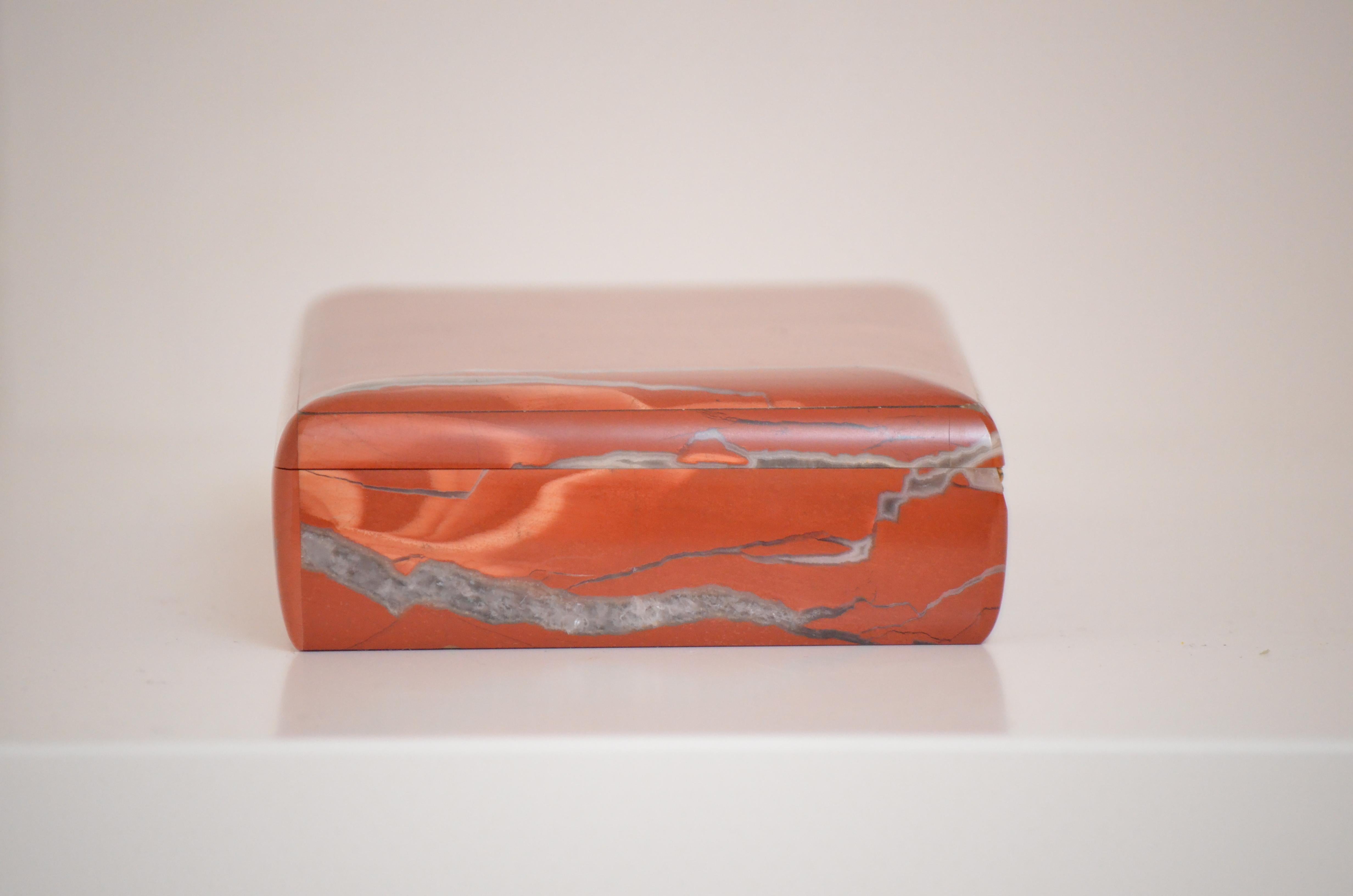 1970 Italian Decorative box in semi-precious stones - Red Jasper with quartz In Good Condition In Saint-Ouen, FR