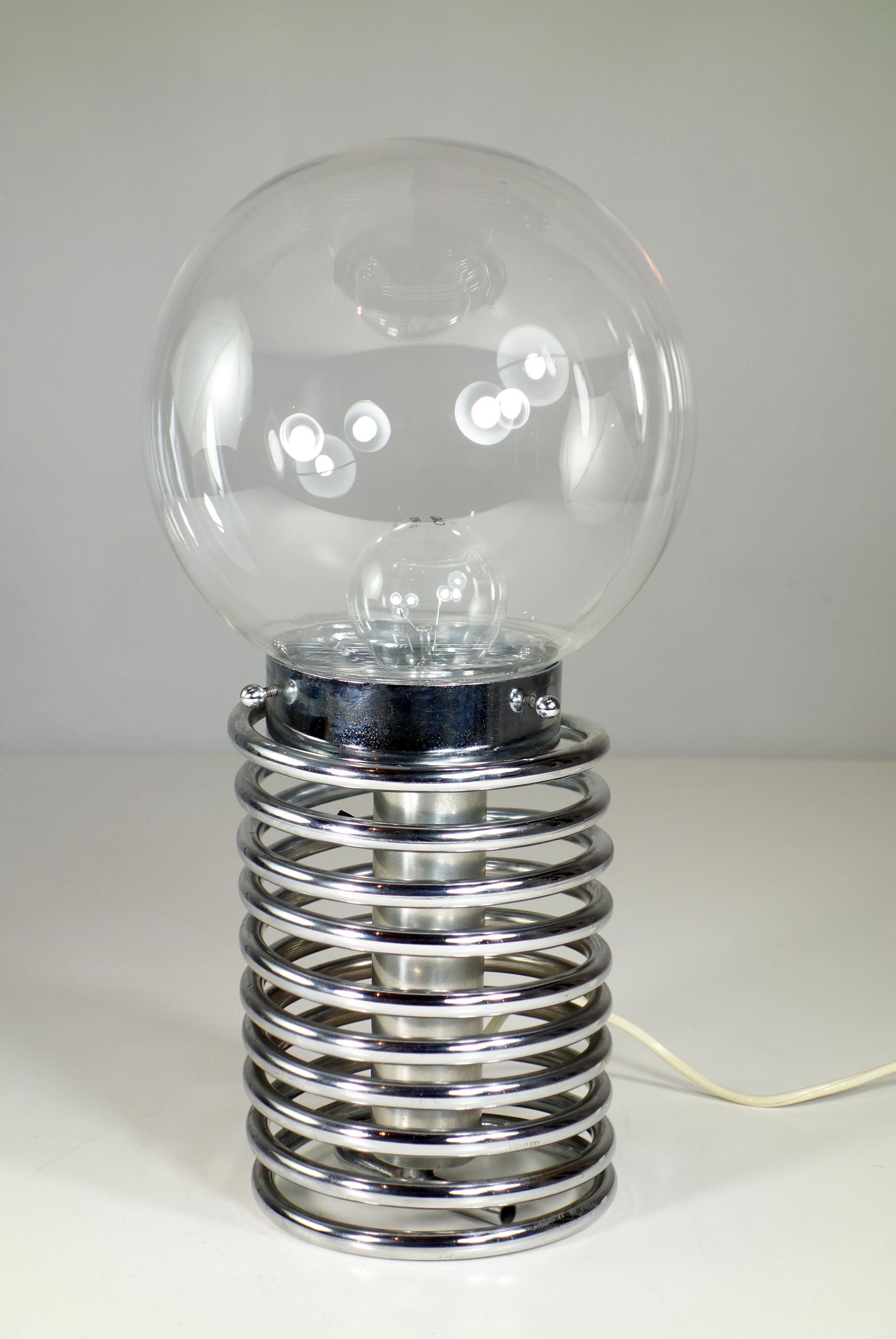 Lampe de table italienne
1970

Base en métal chromé
Abat-jour en verre soufflé

Verre en parfait état
Parfait état de fonctionnement


