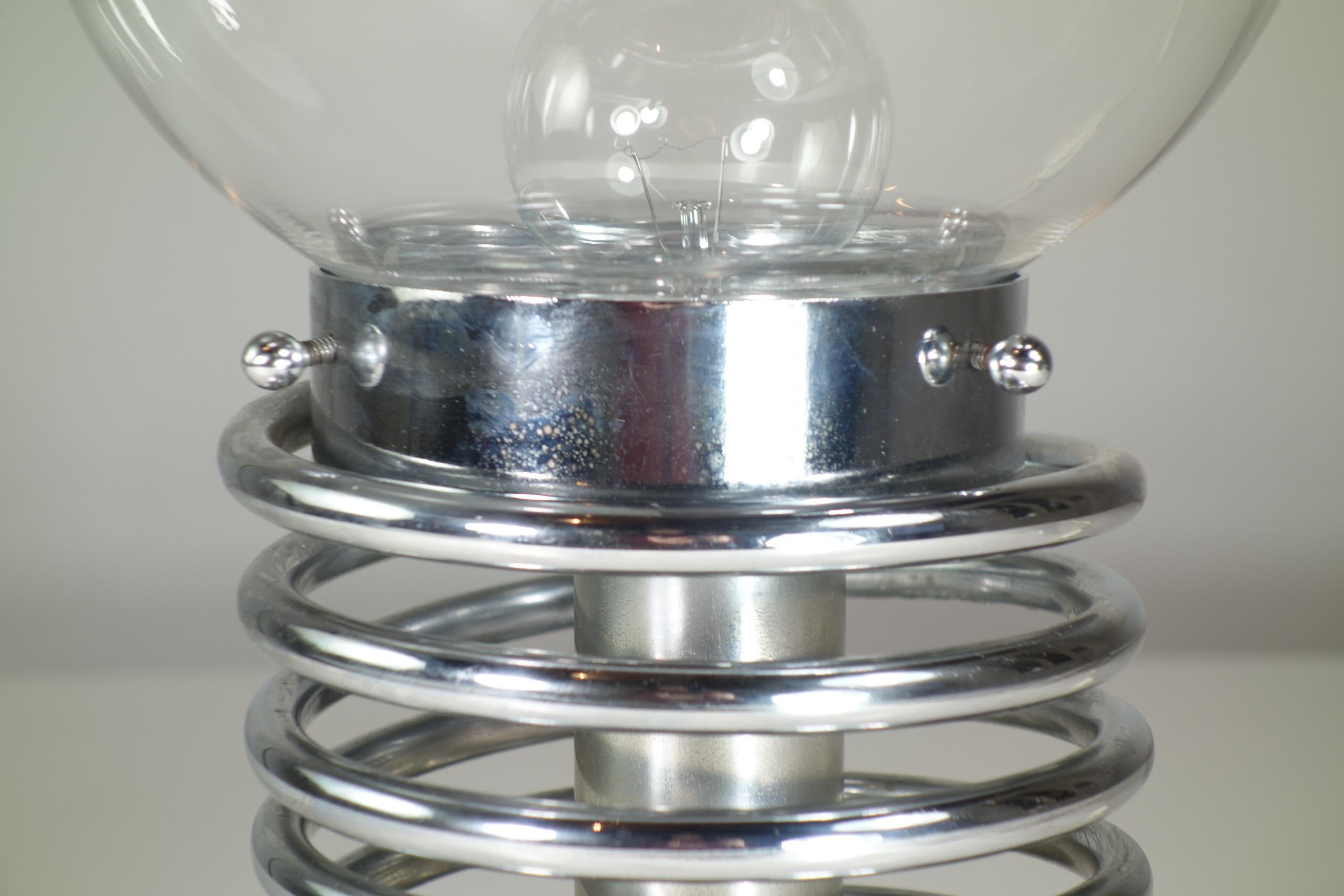Lampe de bureau italienne de 1970 en verre chromé de l'ère spatiale Bon état - En vente à Brescia, IT