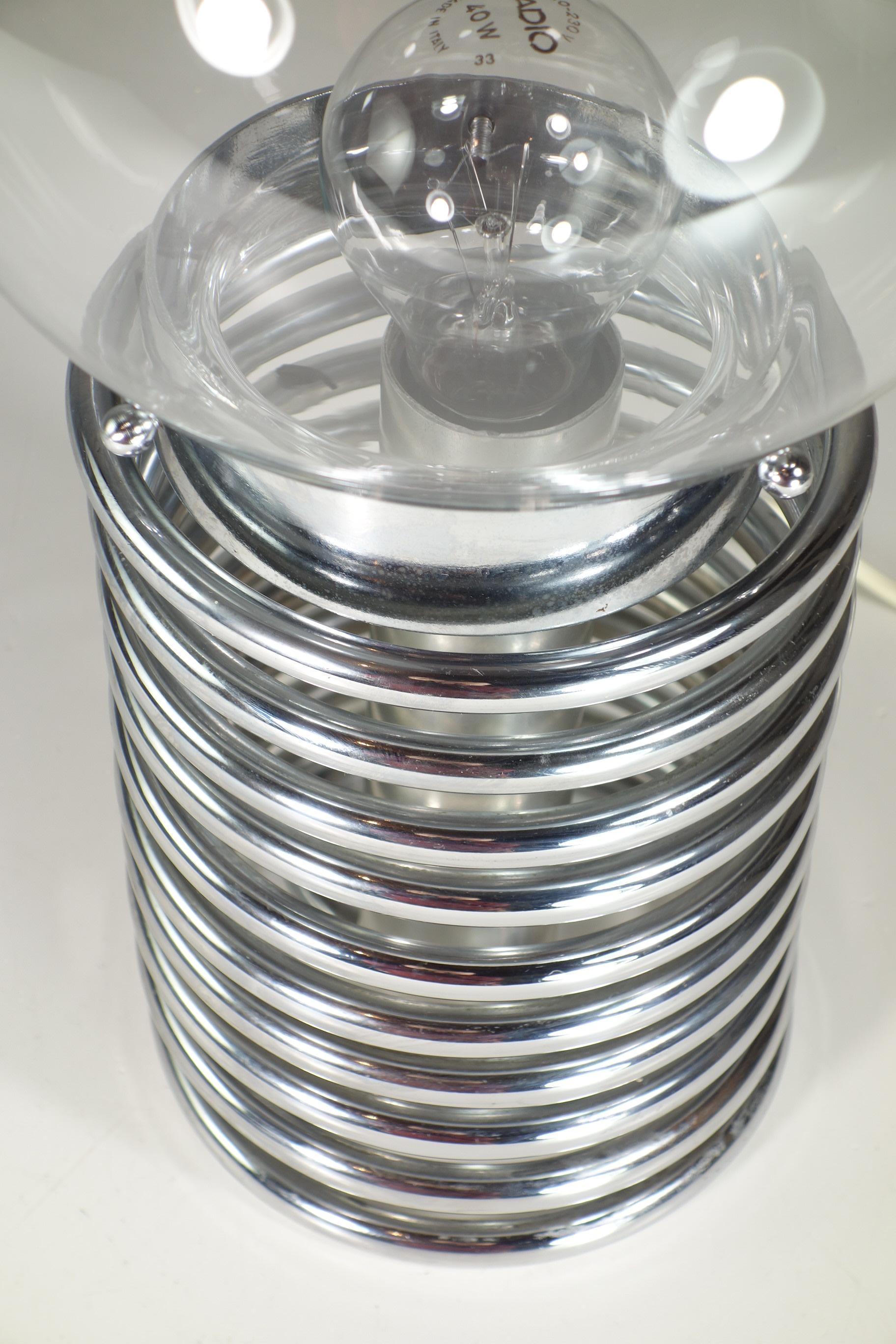 Fin du 20e siècle Lampe de bureau italienne de 1970 en verre chromé de l'ère spatiale en vente
