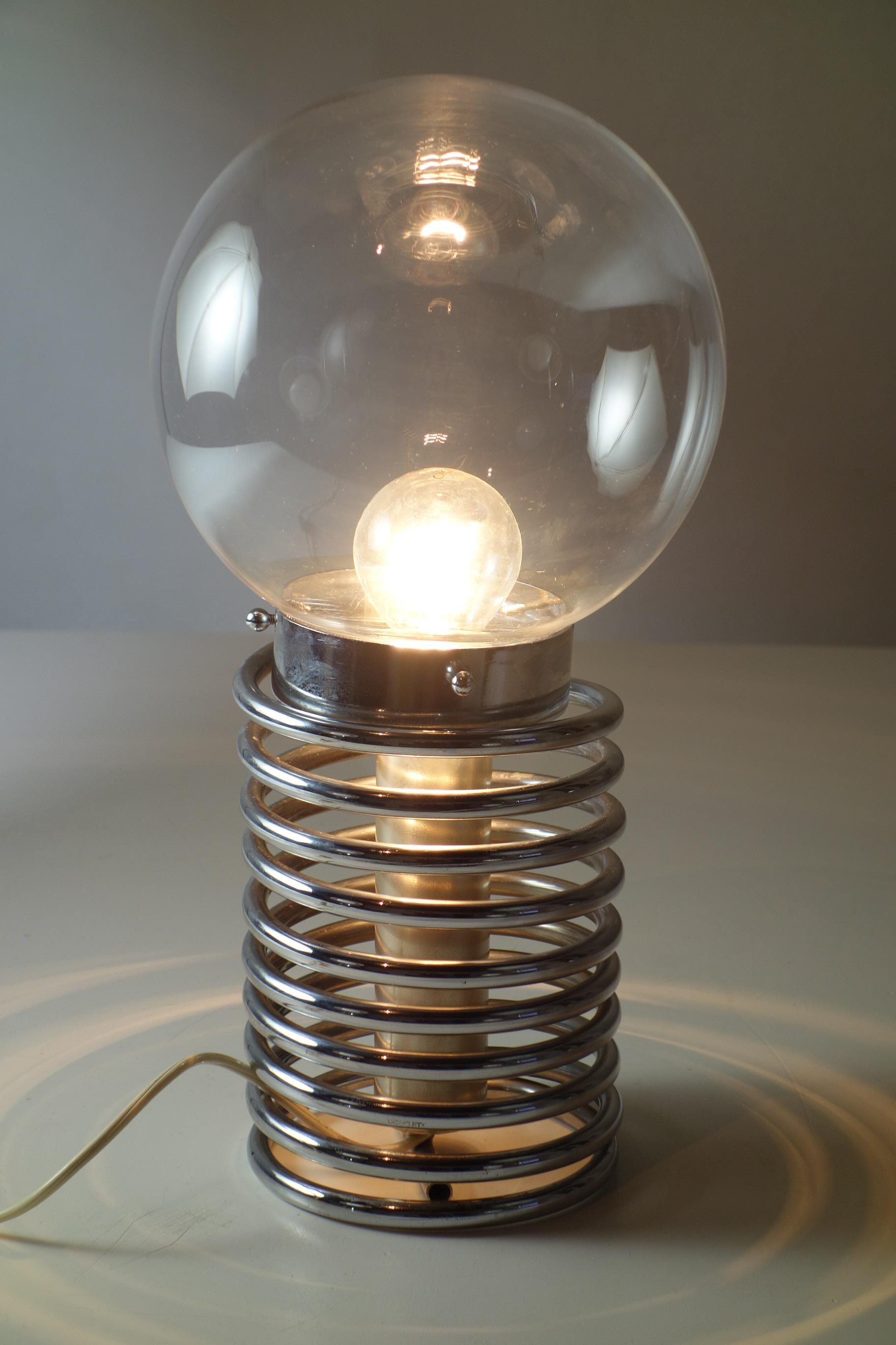 Lampe de bureau italienne de 1970 en verre chromé de l'ère spatiale en vente 3