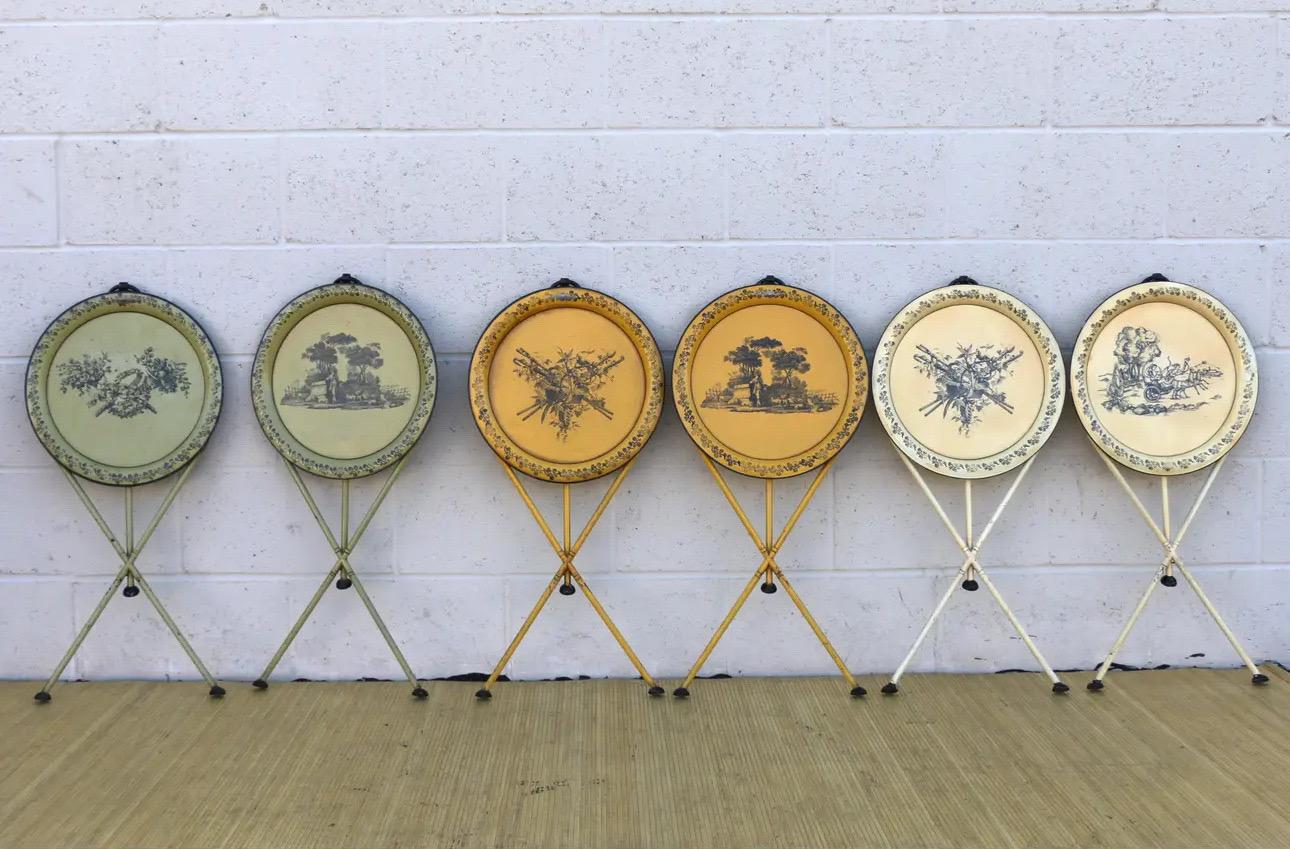 Spectaculaire ensemble de six tables d'appoint pliantes italiennes datant des années 1970. En métal. Ils sont signés au dos. L'état est vraiment bon. Nous aimerions vendre l'ensemble ensemble, mais nous pouvons les vendre par paires si vous avez