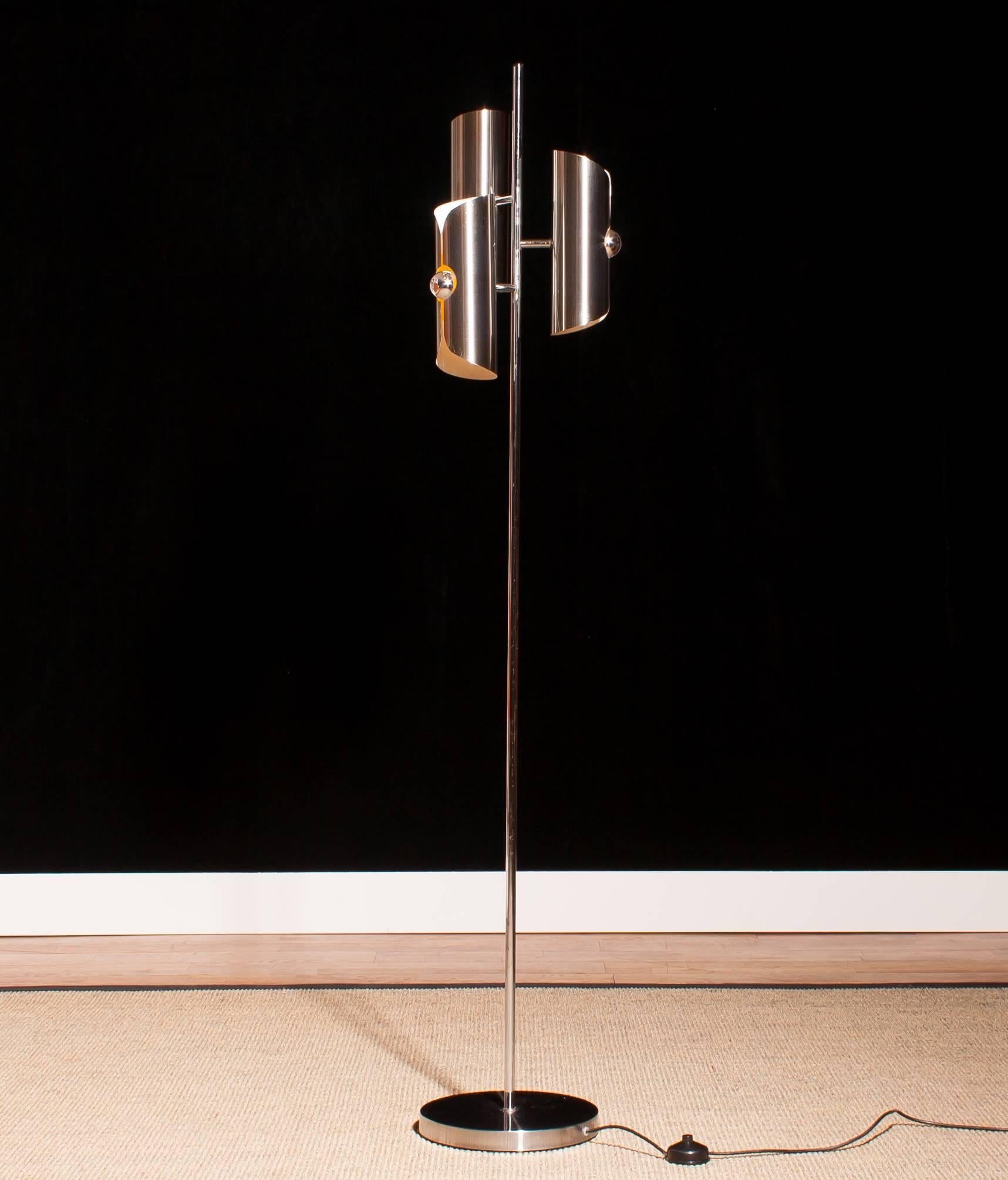 Beautiful 1970 Italian floor lamp in chrome and steel combination with an total height of 160 cm.

The shades are fixed and made of brushed steel. The shades are height 28 cm. and ø 9 cm. Inside the shades are white lacquered and in the middle