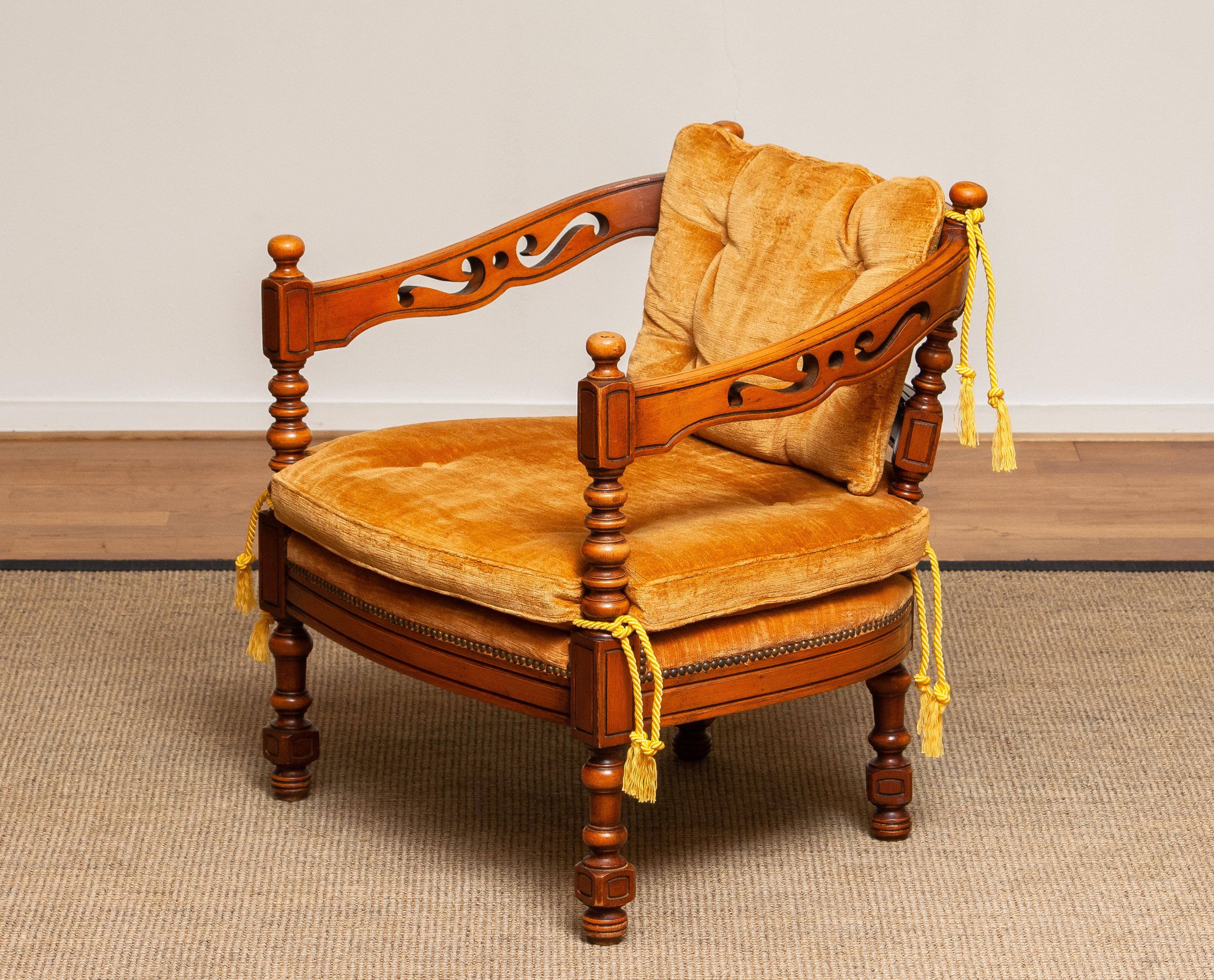Iconic classical / Art Deco style lounge / easy chair made in the '70s from the famous Gallery collection by Giorgetti with velvet gold / amber colored original cushions.
Overall in good and comfortable condition.
Note that we have two in our