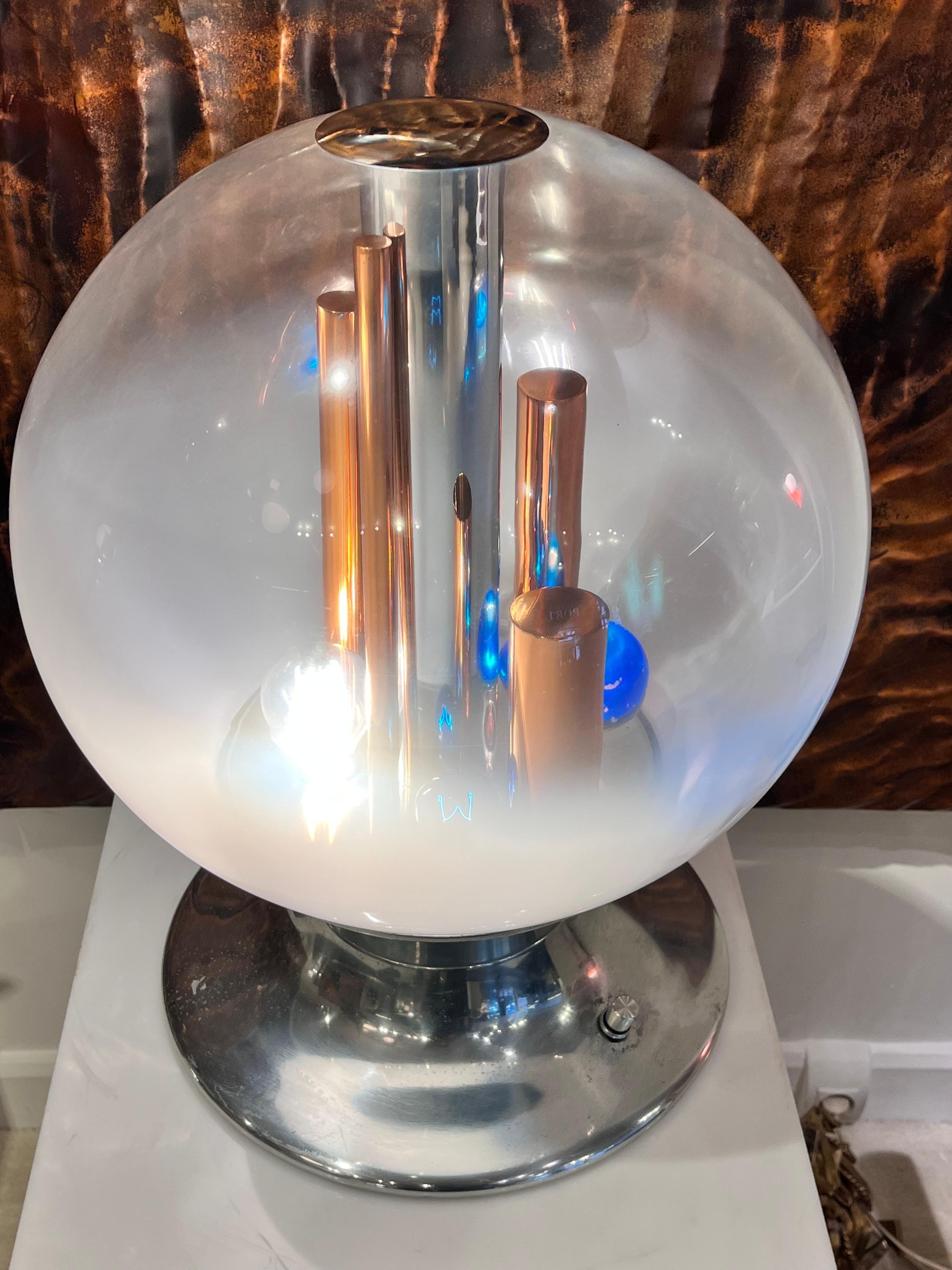 1970 Italienische Glastischlampe
Licht-Dimmschalter. Das Glas beschlägt, wenn die Glühbirnen eingeschaltet werden.
3 Glühbirnen und ein verchromter Stahlsockel
CIRCA 1970
H. 60 cm
D. 40 cm