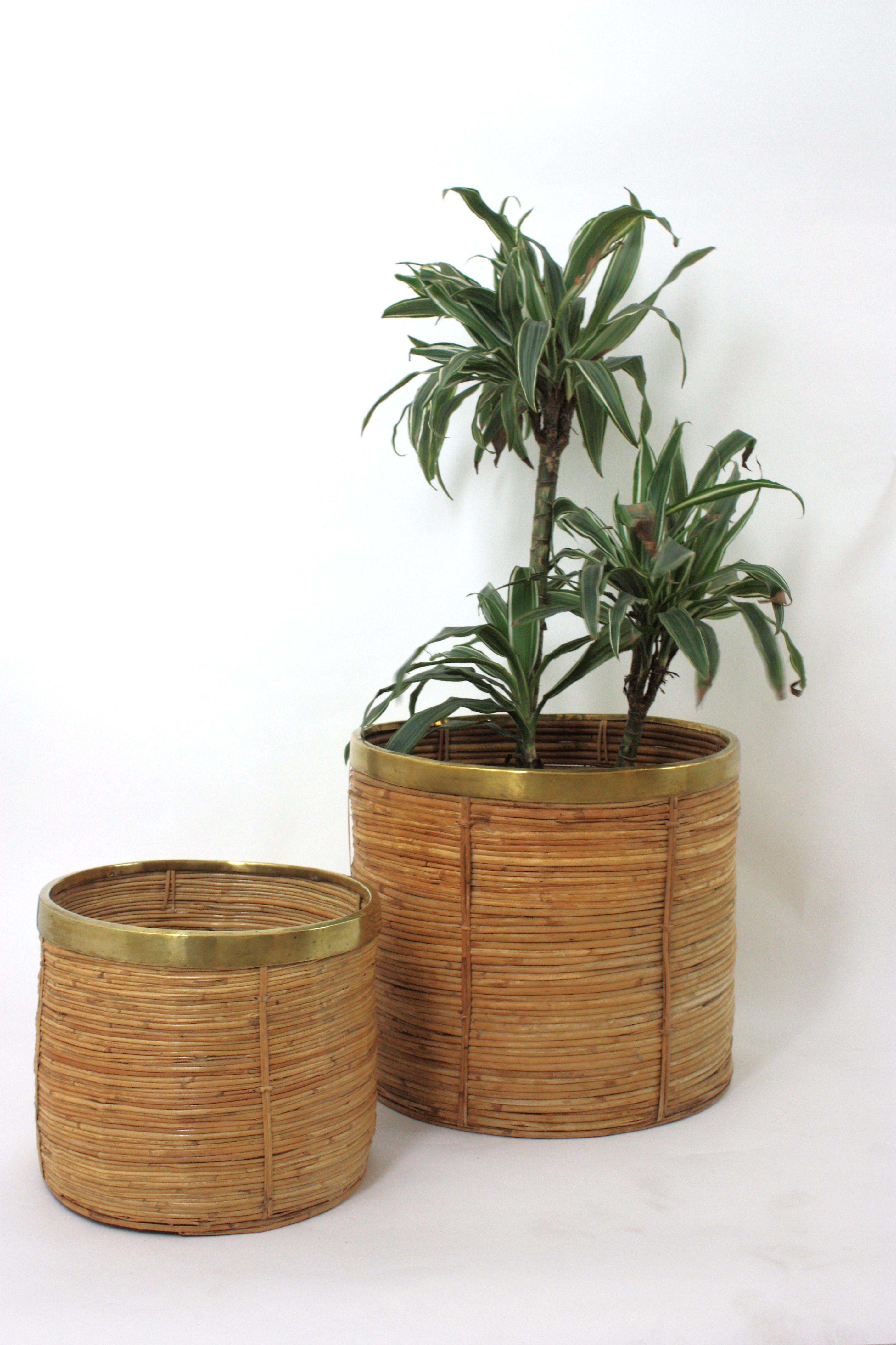 1970 Cesto rotondo in rattan italiano di bambù con bordo in ottone in vendita 4