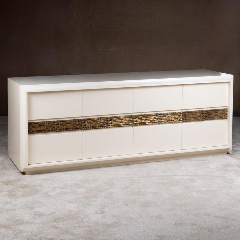White lacquered wood and brass sideboard by Luciano Frigerio di Desio.

This high-quality 4-door unit opens onto shelves and a set of 4 drawers in the center.
Italian design from the 70s.


 Dimensions:
Height: 72 cm - 28,35 po
Length: 185 cm -