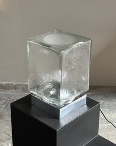 1970 Italian table lamp with square metal base and an ice-effect glass diffuser