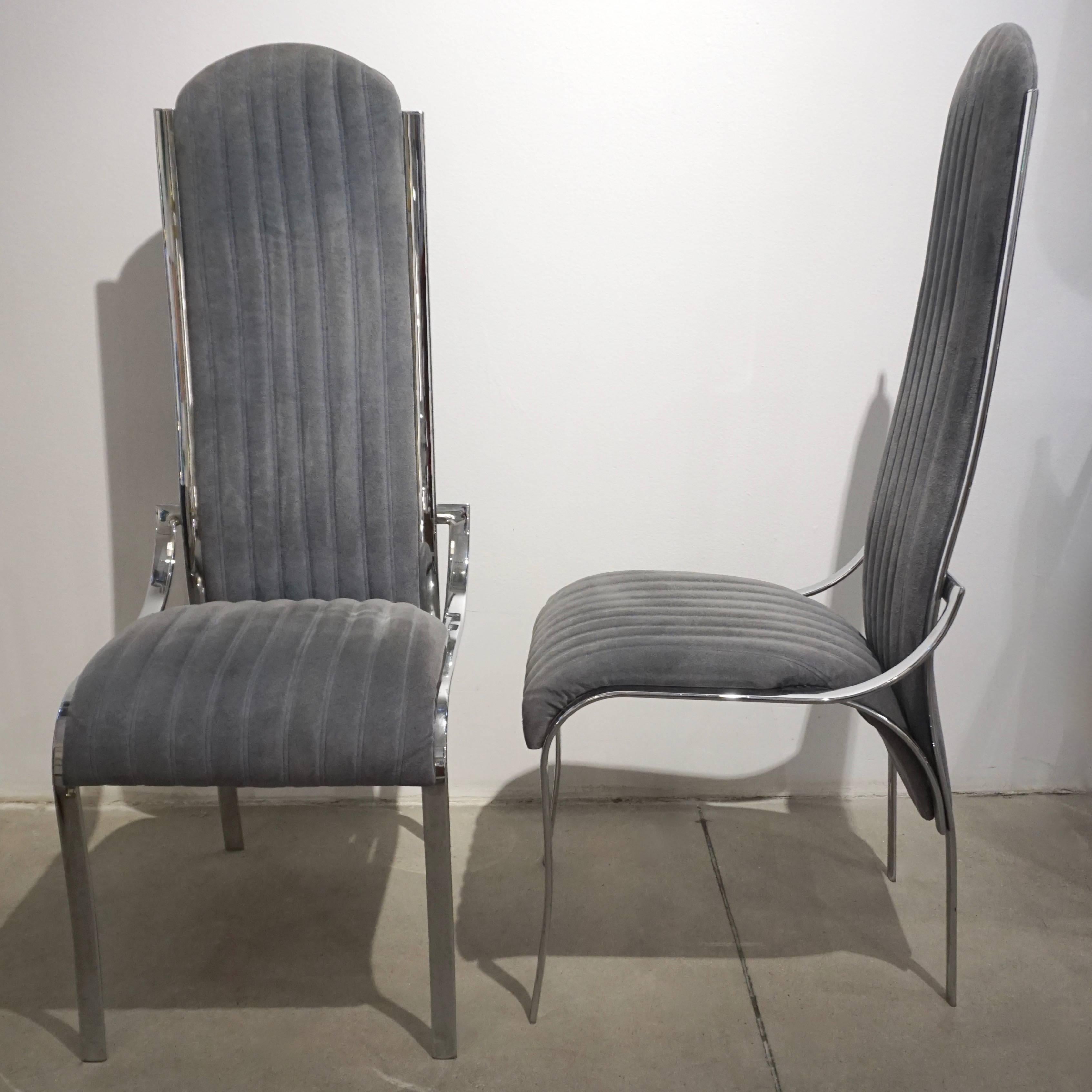 Italienisches Mid-Century Modern Set aus vier verchromten Stühlen mit sinnlichem Design. Die vorderen Beine kommen an den Seiten und in einem durchgehenden Design nach oben, um eine Stütze für die geschwungene hohe Rückenlehne zu schaffen, die Sitze