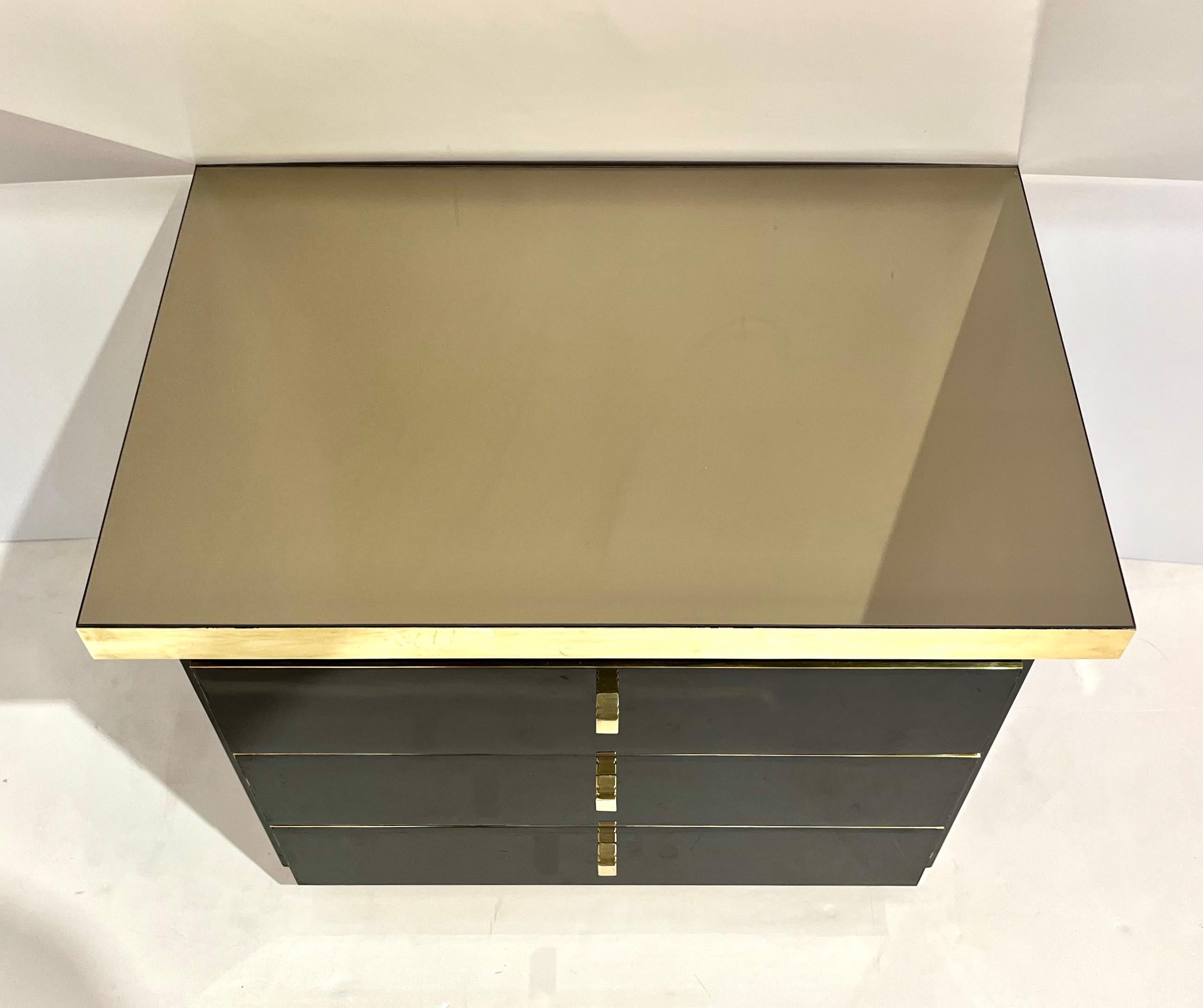1970 Italian Vintage Brass Black Lacquer 3-Drawer Pair of Nightstands/Sidetables 2
