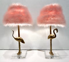 Paire de lampes de bureau italiennes vintage en laiton, lucite et bambou avec abat-jour en fourrure rose, 1970