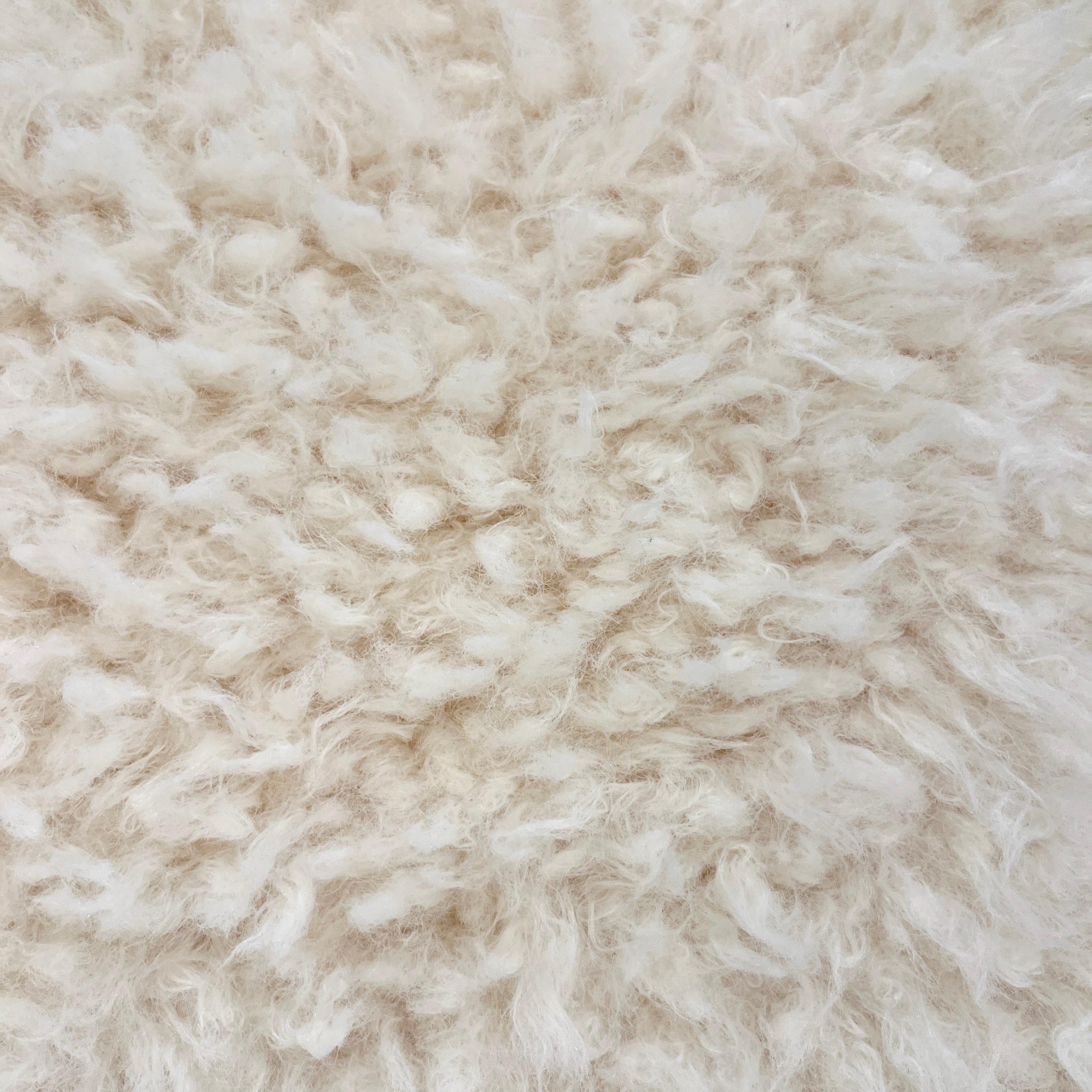 1970 Italian Vintage White Himalayan Faux Fur Bed Stool Bench on Steel Legs In Good Condition In New York, NY